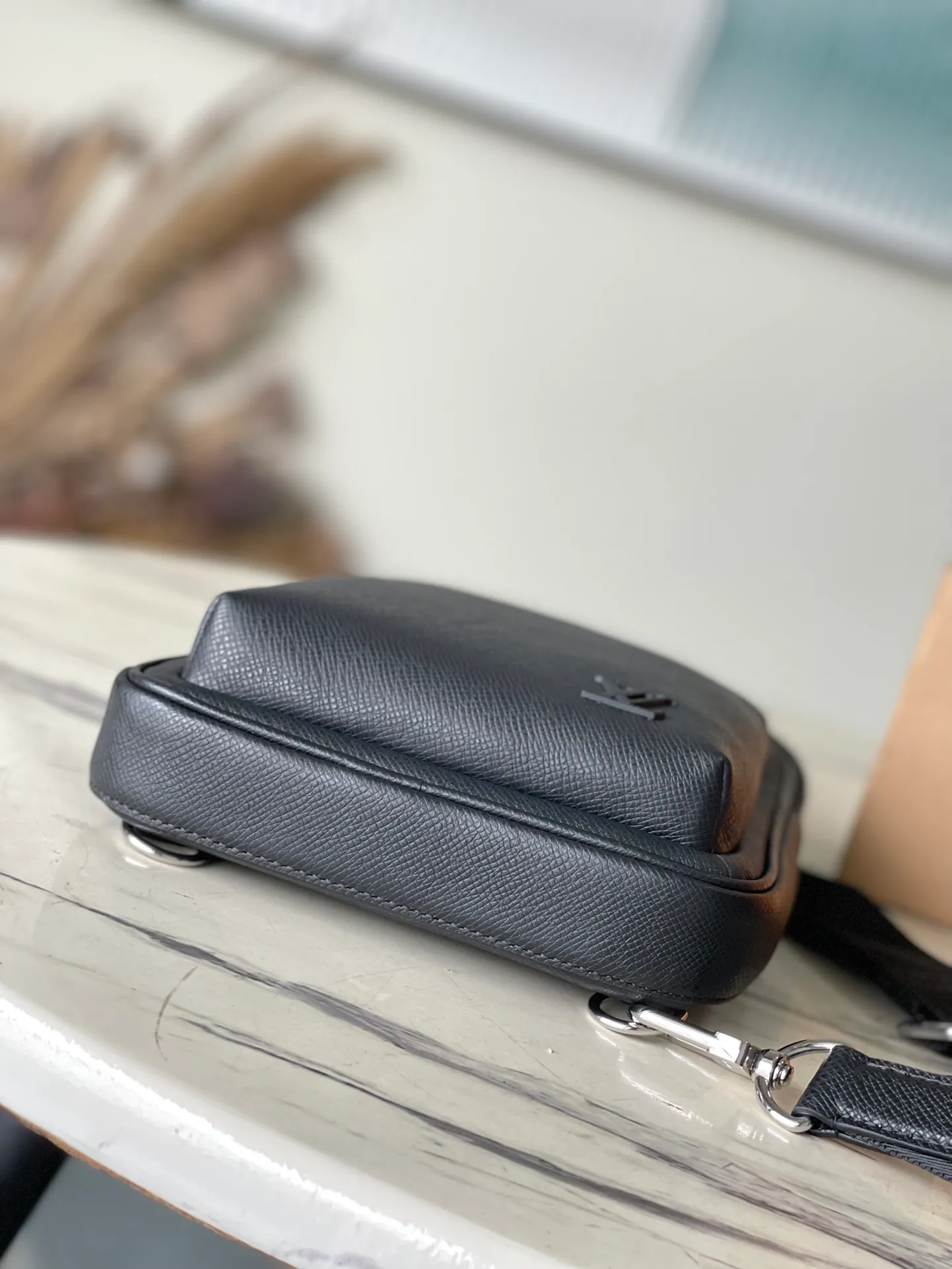 💰1020 (top layer leather) top original order M30863 supports counter inspection. The photo taken of duty-free goods is consistent with the product without opening the packaging. This product is an exclusive duty-free product in the market and is the highest-end product. Inspection is supported. This product has passed strict inspection and is flawless. Please wear gloves when touching the product. This product is not returnable or exchangeable. Please confirm the product first and then remove the label on the handle. This product is temporarily not open to the public, only regular customers, and is in short supply. Dimensions: 20 x 31 x 7 cm
