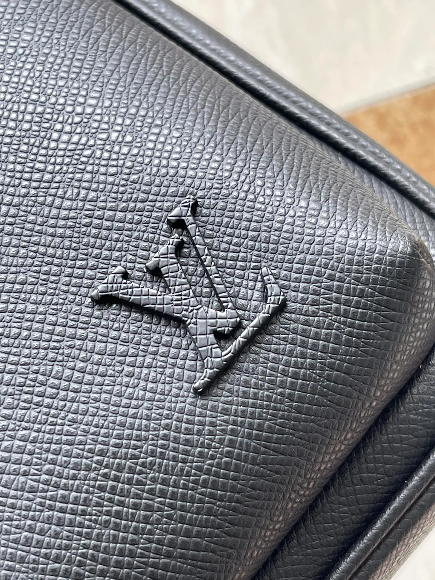 💰1020 (top layer leather) top original order M30863 supports counter inspection. The photo taken of duty-free goods is consistent with the product without opening the packaging. This product is an exclusive duty-free product in the market and is the highest-end product. Inspection is supported. This product has passed strict inspection and is flawless. Please wear gloves when touching the product. This product is not returnable or exchangeable. Please confirm the product first and then remove the label on the handle. This product is temporarily not open to the public, only regular customers, and is in short supply. Dimensions: 20 x 31 x 7 cm