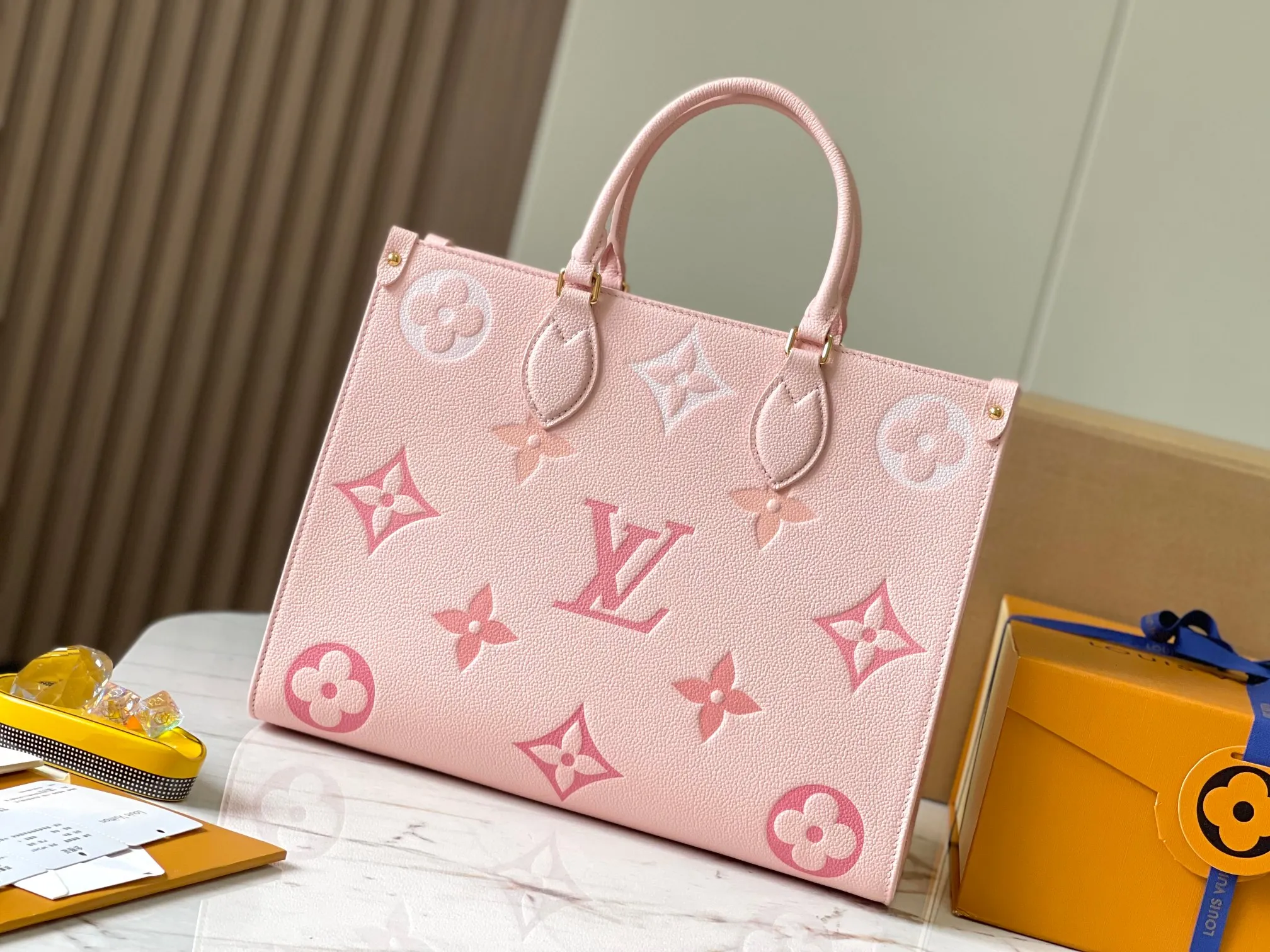 P1560 [Original leather 💋 M46542 gradient pink] ✨This OnTheGo medium handbag is made of Monogram Empreinte leather. The gradient color of the Monogram pattern spreads on the bag body and dissipates at the handle. The medium-sized configuration offers ample interior space for a laptop and other daily necessities. The rolled leather handle and long strap allow you to switch between shoulder and shoulder styles. Detailed features 35 x 27 x 14 cm (length x height x width)