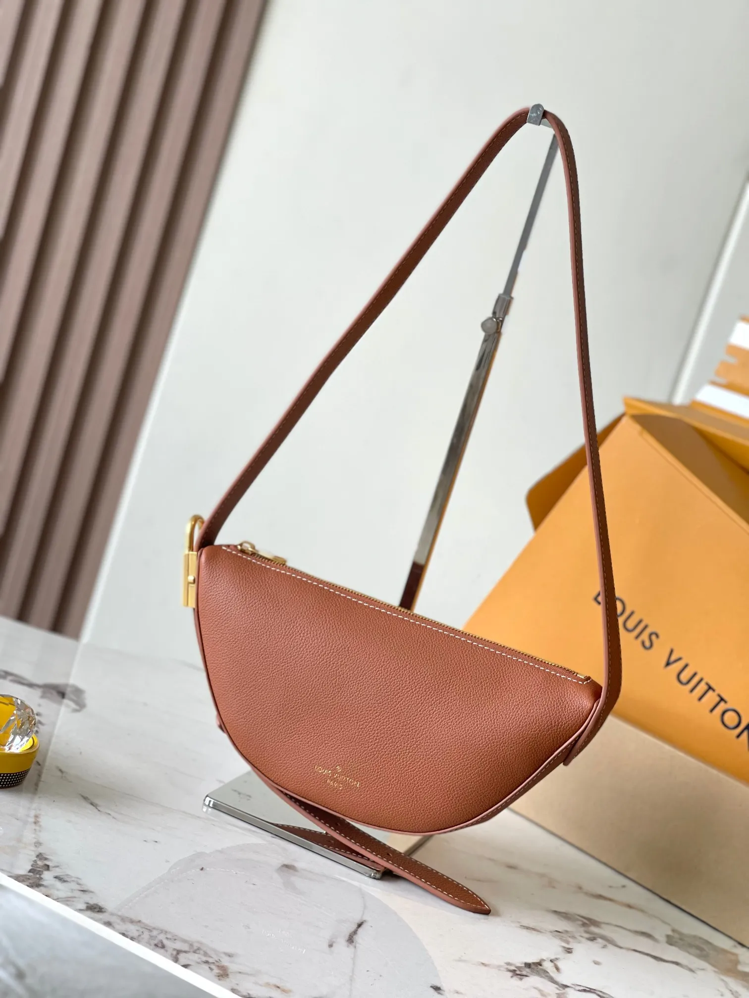 💰2200 [Special grade MB chip version original leather] Low Key bumbag uses soft cow leather to outline simple and elegant lines, and is paired with suede lining to release a trendy atmosphere, showing the brand's exquisite craftsmanship. Model: M83546 dynamic chip version Material: A-grade all-steel hardware, imported original fabric Packaging: full set of original factory duty-free MB packaging Size: 28*13*5.5CM
