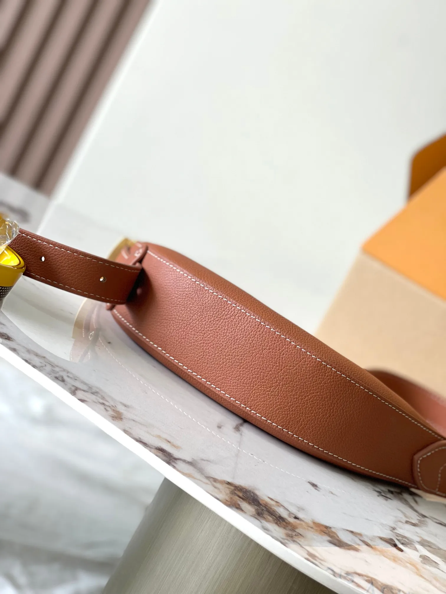 💰2200 [Special grade MB chip version original leather] Low Key bumbag uses soft cow leather to outline simple and elegant lines, and is paired with suede lining to release a trendy atmosphere, showing the brand's exquisite craftsmanship. Model: M83546 dynamic chip version Material: A-grade all-steel hardware, imported original fabric Packaging: full set of original factory duty-free MB packaging Size: 28*13*5.5CM