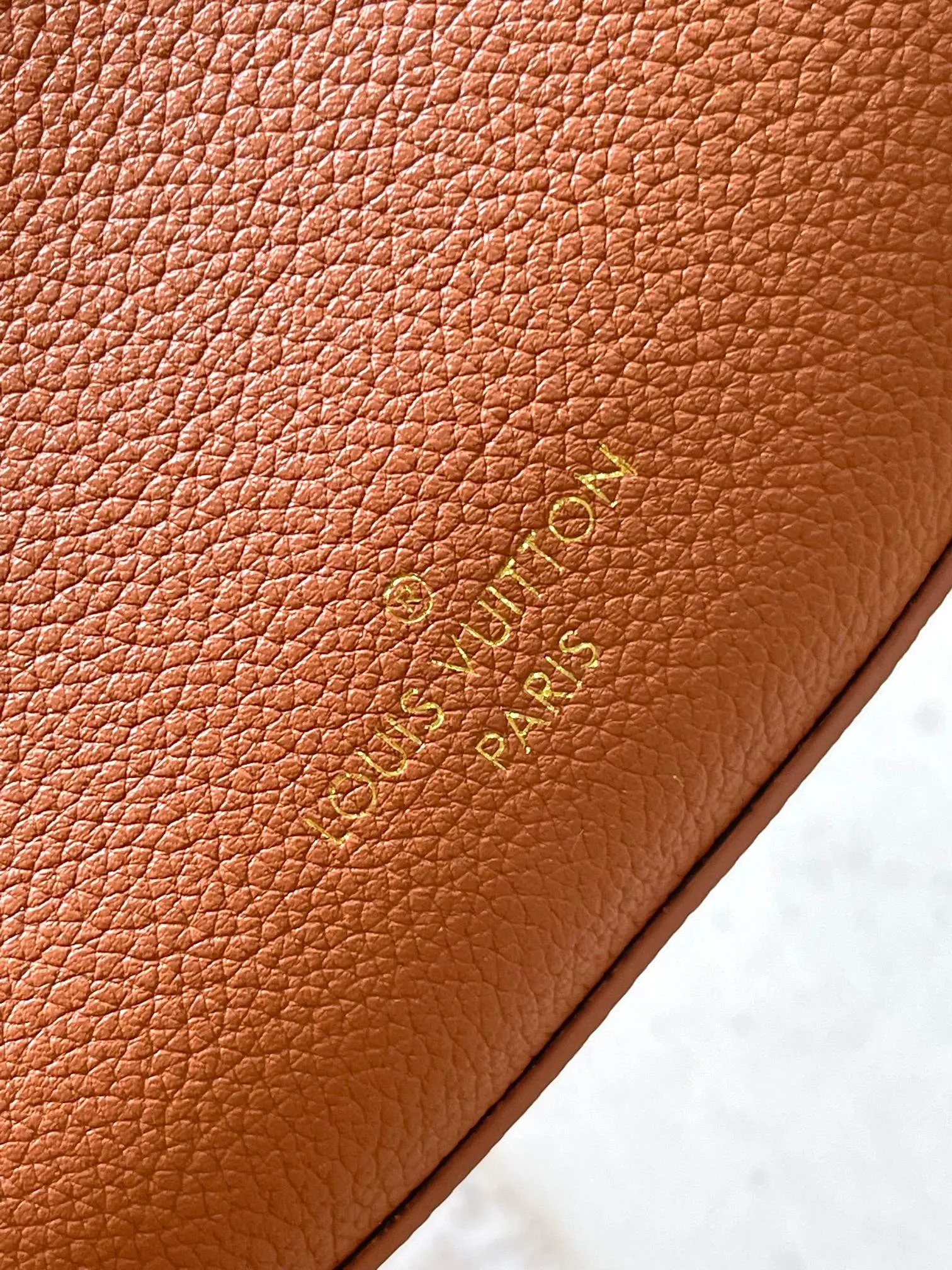 💰2200 [Special grade MB chip version original leather] Low Key bumbag uses soft cow leather to outline simple and elegant lines, and is paired with suede lining to release a trendy atmosphere, showing the brand's exquisite craftsmanship. Model: M83546 dynamic chip version Material: A-grade all-steel hardware, imported original fabric Packaging: full set of original factory duty-free MB packaging Size: 28*13*5.5CM