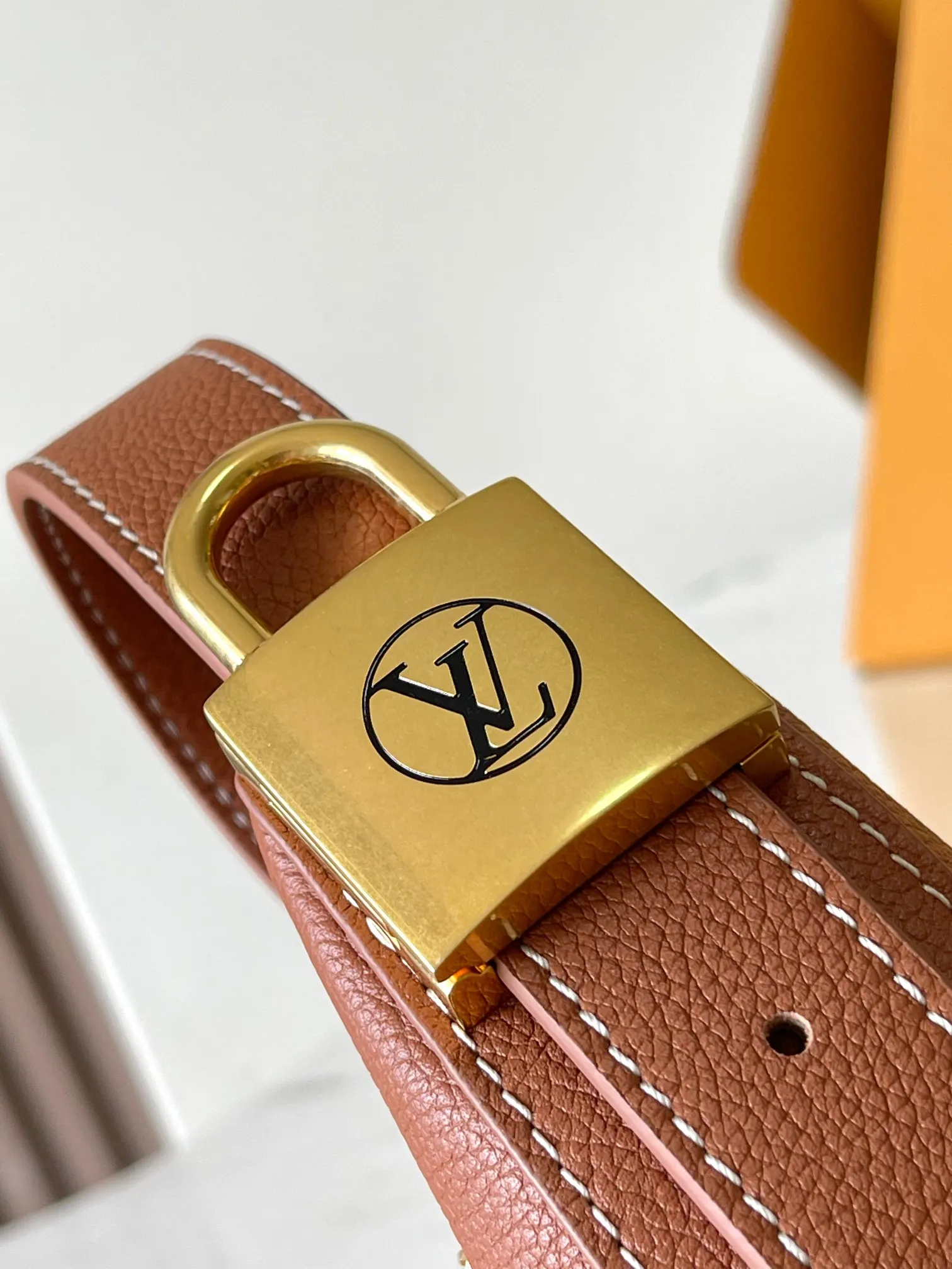 💰2200 [Special grade MB chip version original leather] Low Key bumbag uses soft cow leather to outline simple and elegant lines, and is paired with suede lining to release a trendy atmosphere, showing the brand's exquisite craftsmanship. Model: M83546 dynamic chip version Material: A-grade all-steel hardware, imported original fabric Packaging: full set of original factory duty-free MB packaging Size: 28*13*5.5CM