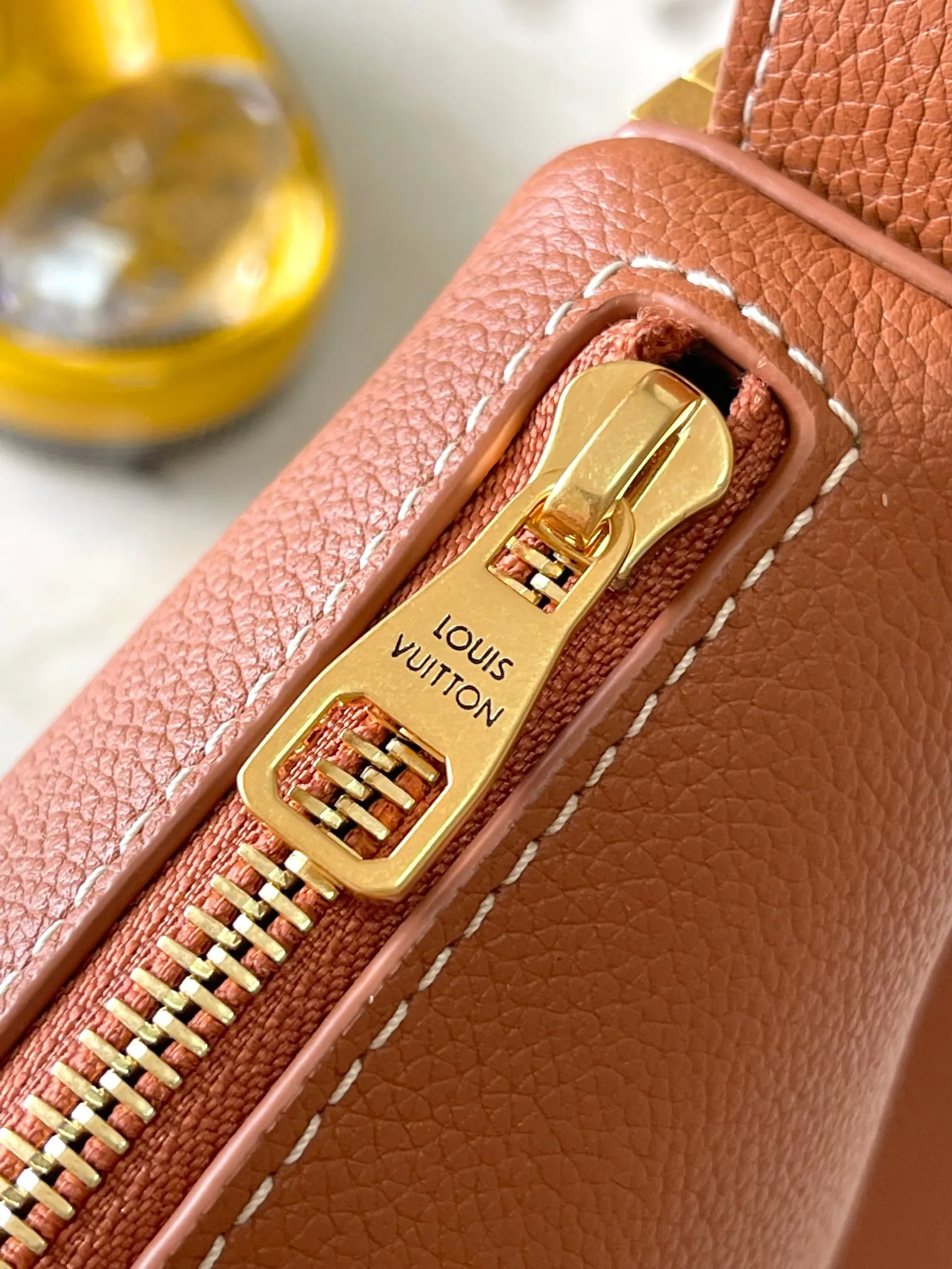 💰2200 [Special grade MB chip version original leather] Low Key bumbag uses soft cow leather to outline simple and elegant lines, and is paired with suede lining to release a trendy atmosphere, showing the brand's exquisite craftsmanship. Model: M83546 dynamic chip version Material: A-grade all-steel hardware, imported original fabric Packaging: full set of original factory duty-free MB packaging Size: 28*13*5.5CM