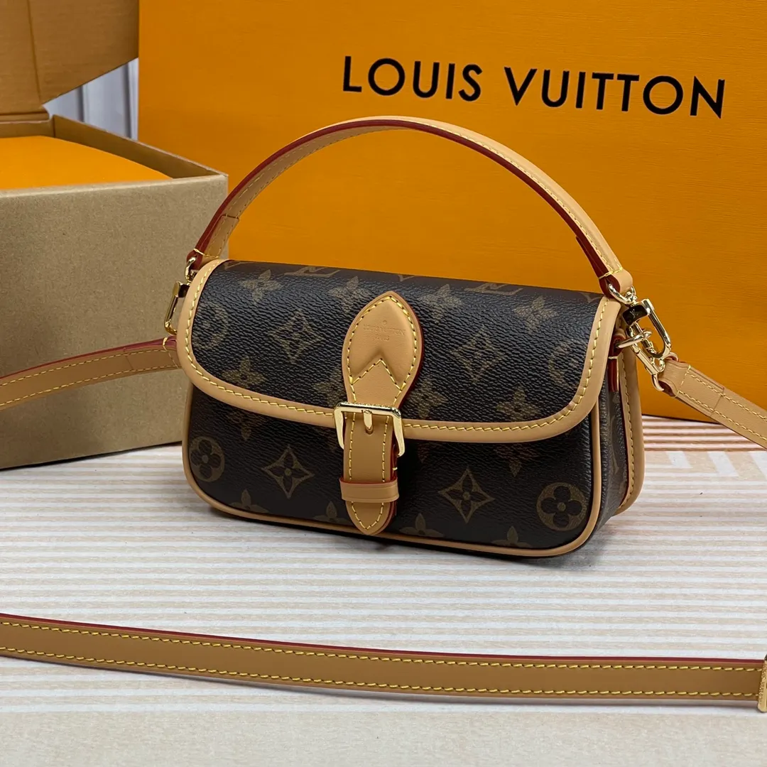 [Upgraded version] P540🐶M45985 (mini)👀Upgraded version. High quality. Semi-steel hardware. ❣️With complete packaging ❣️NANO DIANE handbag This Nano Diane handbag condenses the classic configuration of the Diane handbag, rendering dual-tone Monogram Empreinte leather. The rounded flap, sophisticated piping and belt-style magnetic closure showcase the original's signature details, while the detachable handle and removable and adjustable shoulder strap allow for a variety of carrying options. Dimensions: 19 x 10.5 x 6 cm