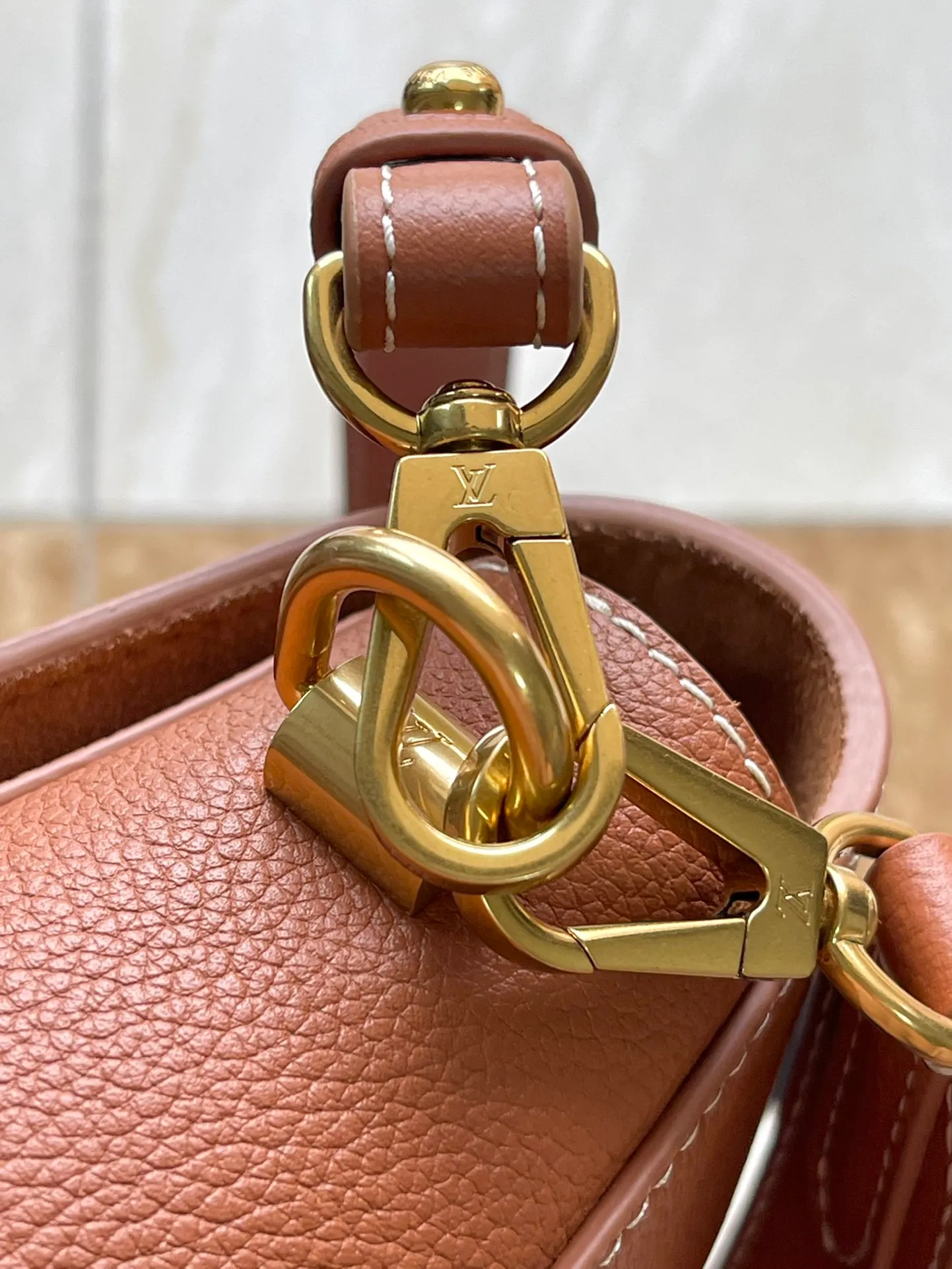 💰1280 (top layer leather) top quality original M24640 caramel color. This SoftTwist handbag is made of soft cow leather and reinterprets the iconic Twist handbag in a generous size. The aged metal parts shine with a sleep-ready style, and the fitted design and multiple carrying methods enable a comfortable travel experience. Dimensions: 27 × 19 × 9 cm