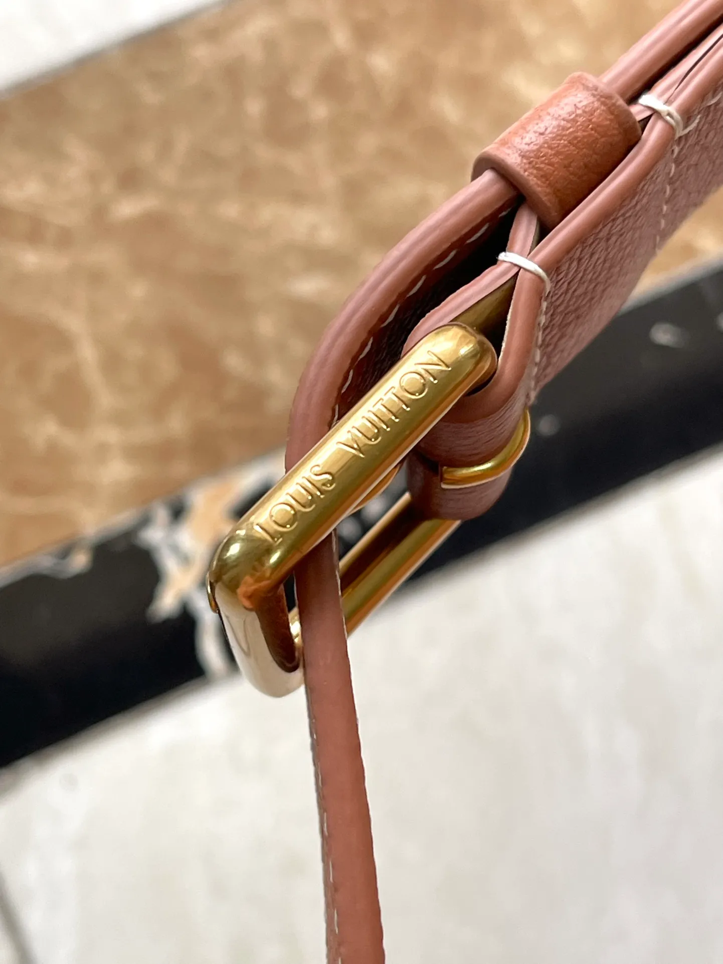 💰1280 (top layer leather) top quality original M24640 caramel color. This SoftTwist handbag is made of soft cow leather and reinterprets the iconic Twist handbag in a generous size. The aged metal parts shine with a sleep-ready style, and the fitted design and multiple carrying methods enable a comfortable travel experience. Dimensions: 27 × 19 × 9 cm