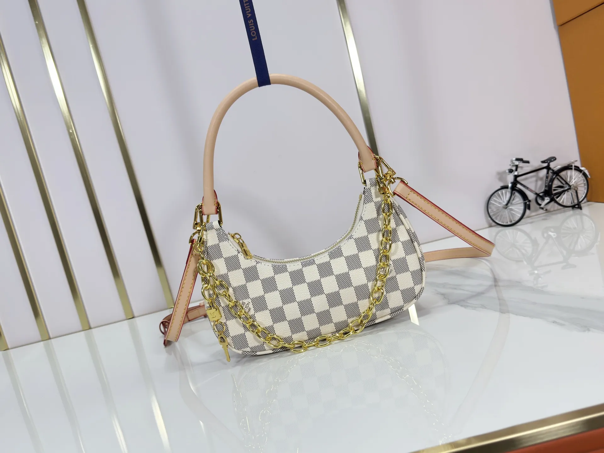 P240 Upgraded original M25223 This small Catchy handbag is made of canvas and trimmed with cow leather. It pays homage to the brand's heritage with the classic Monogram pattern, making it another smart choice. The neat structure makes it easy to carry your daily needs. The double-sided sliding straps make it easy to adjust the contours of the bag. The detachable metal chain complements the key-shaped decoration. Dimensions: 24.0 x 10.0 x 6.0 cm (length x height x width)