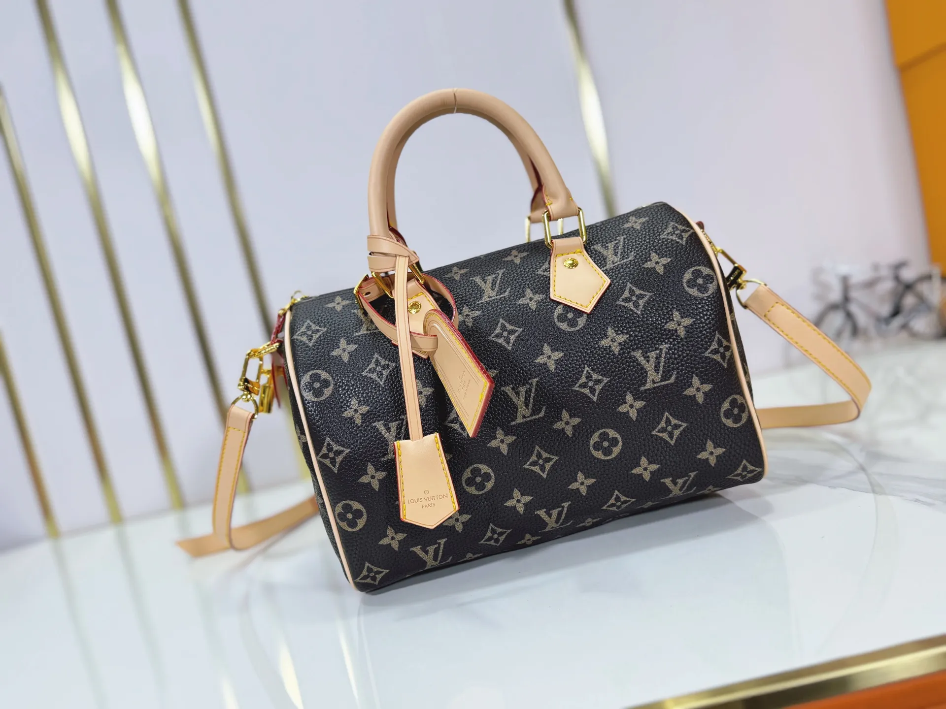 P280 Upgraded original M24424 M24425 M24426 M24423 M24443 M This Speedy Bandoulière 25 Monogram Leather handbag is made of soft cow leather and uses Monogram pattern to reproduce the elegant look and feel of canvas printing. Dazzling metal hardware, sheepskin lining and nameplate all reflect Creative Director Pharrell Williams' relentless attention to detail. Dimensions: 25.0 x 15.0 x 15.0 cm (length x height x width)