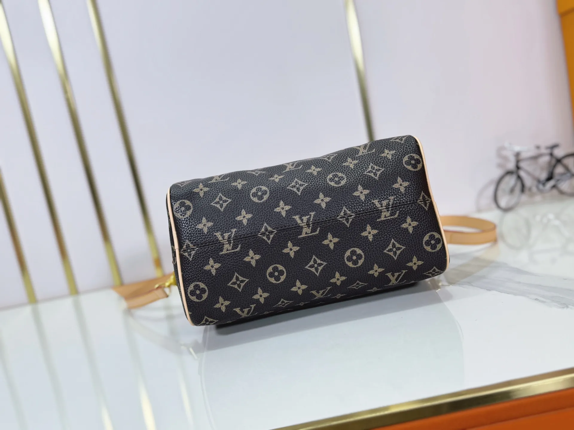 P280 Upgraded original M24424 M24425 M24426 M24423 M24443 M This Speedy Bandoulière 25 Monogram Leather handbag is made of soft cow leather and uses Monogram pattern to reproduce the elegant look and feel of canvas printing. Dazzling metal hardware, sheepskin lining and nameplate all reflect Creative Director Pharrell Williams' relentless attention to detail. Dimensions: 25.0 x 15.0 x 15.0 cm (length x height x width)