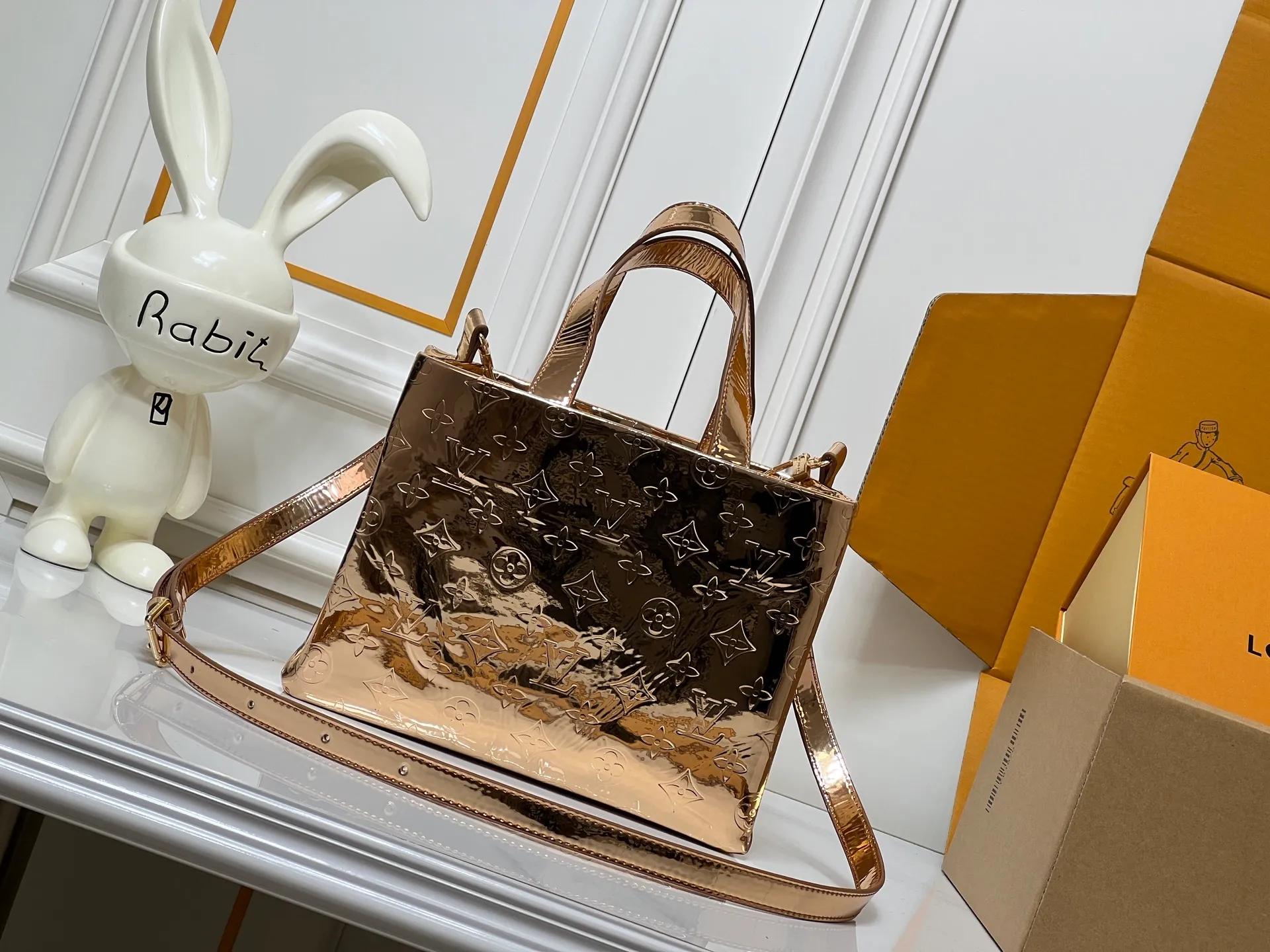 Batch 280💰M13940 Mirror Silver Rose Gold Gunmetal Brown Check Gradient Pink Gradient Blue Khaki Colored Check Black Check Presbyopia Orange Black Green Pink PHARREL and NIGO collection’s joint series top original order This Shopper medium handbag draws inspiration from Louis Vuitton shopping bags, expressing Louis Vuitton and Maison Fondée En 1854 in soft cow leather Lettering, top handle and removable shoulder strap. 25x19x11 • Cow leather • Cow leather trim • Textile lining • Metal hardware • Musketon closure • Main compartment • Zip pocket • Double patch pockets • Handles: Double handle