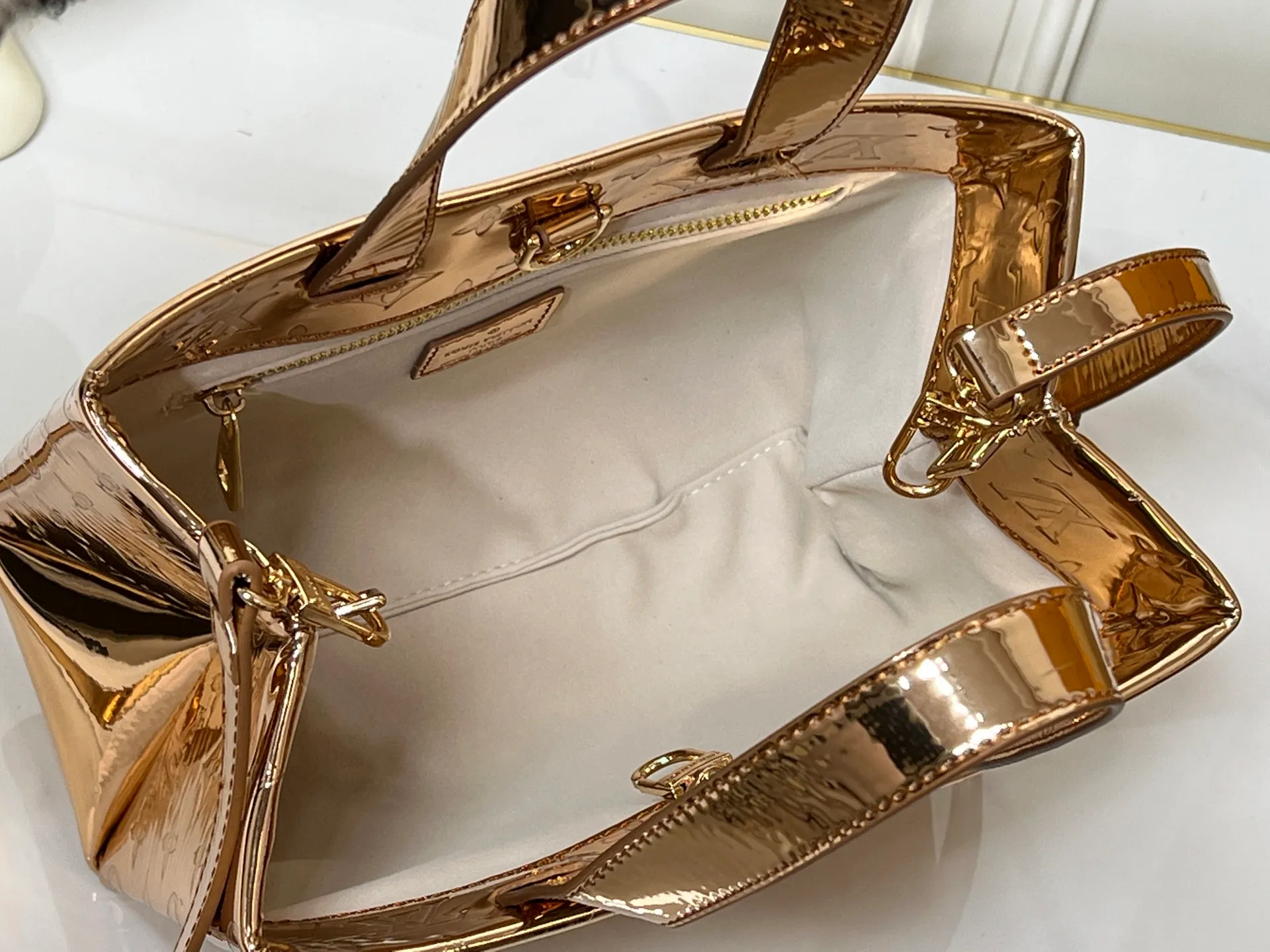 Batch 280💰M13940 Mirror Silver Rose Gold Gunmetal Brown Check Gradient Pink Gradient Blue Khaki Colored Check Black Check Presbyopia Orange Black Green Pink PHARREL and NIGO collection’s joint series top original order This Shopper medium handbag draws inspiration from Louis Vuitton shopping bags, expressing Louis Vuitton and Maison Fondée En 1854 in soft cow leather Lettering, top handle and removable shoulder strap. 25x19x11 • Cow leather • Cow leather trim • Textile lining • Metal hardware • Musketon closure • Main compartment • Zip pocket • Double patch pockets • Handles: Double handle