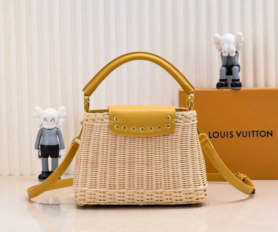 Upgraded version P680 M11617 This CapucinesBB handbag has a unique rattan woven structure, paying tribute to the Louis Vuitton picnic box design that came out in 1892. The cow leather shapes the top handle and flap, the LV letters reveal a metallic texture, and the detachable and adjustable leather shoulder strap makes it easy to carry on the shoulder. The gift box packaging provided with this product may be reasonably adjusted depending on the stock situation, and may be different from the packaging style displayed on this product page. Please refer to the actual gift box packaging style received for details. Size:27×17.3×9cm