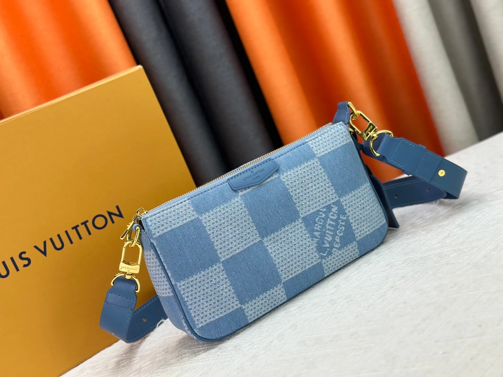 P220 Upgraded original version N00204 blue cloth M11741 black flower, black embossed Mahjong bag series for men and women POCHETTE ACCESSOIRE Jh Mahjong bag This Pochette Accessoire XL handbag is made of Monogram Eclipse coated canvas, reinterpreting the classic design of the 1990s with handsome brushwork. The ample zippered main compartment and inner pocket allow for organized storage, and the brand name and metal hardware complete the details. Removable and adjustable fabric shoulder strap allows for shoulder or cross-body wear. Dimensions: 28 × 16.5 × 9 cm