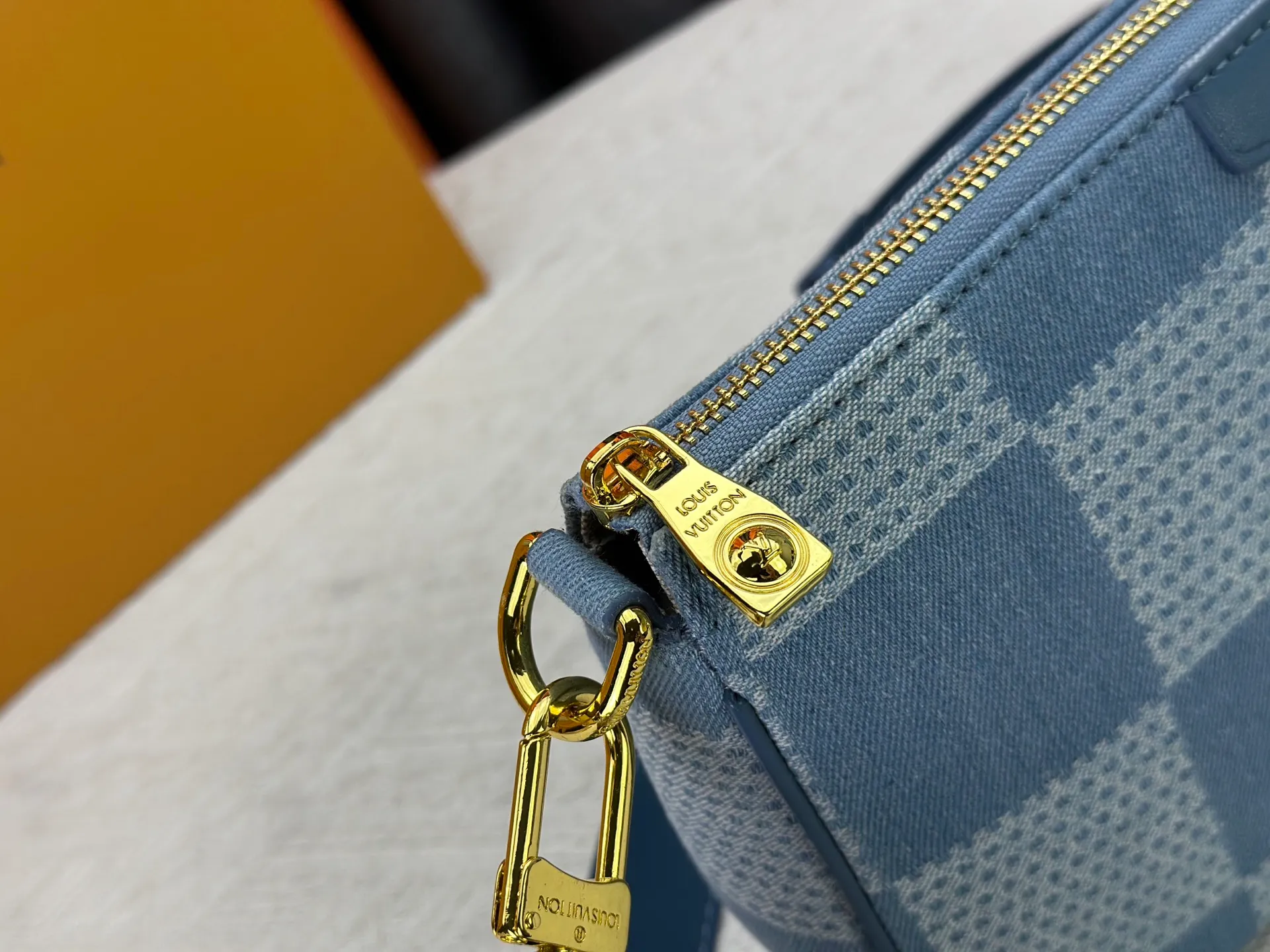 P220 Upgraded original version N00204 blue cloth M11741 black flower, black embossed Mahjong bag series for men and women POCHETTE ACCESSOIRE Jh Mahjong bag This Pochette Accessoire XL handbag is made of Monogram Eclipse coated canvas, reinterpreting the classic design of the 1990s with handsome brushwork. The ample zippered main compartment and inner pocket allow for organized storage, and the brand name and metal hardware complete the details. Removable and adjustable fabric shoulder strap allows for shoulder or cross-body wear. Dimensions: 28 × 16.5 × 9 cm