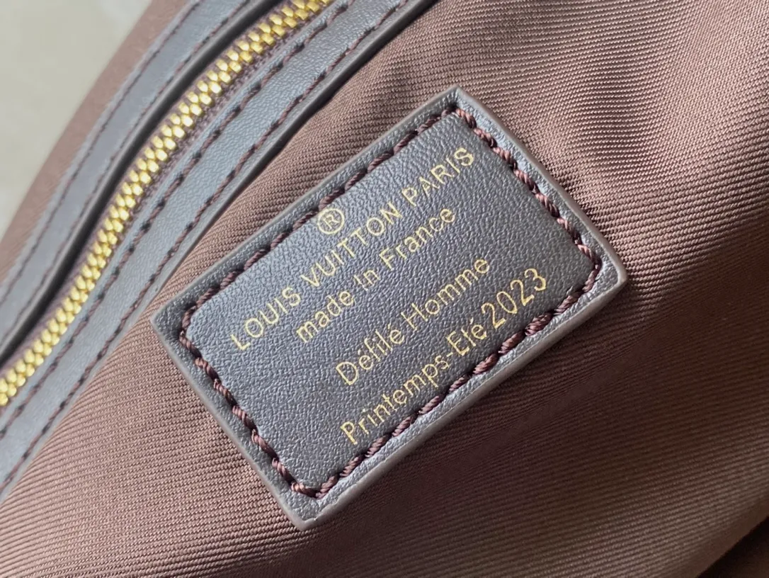 💰1540 Top original order M46677 This Keepall Bandouliere55 travel bag comes from the V Portrait series, with canvas background and Monogram pattern. Then add eye-shaped patches on top to create a trompe-l'oeil effect face pattern. Dimensions: 55 × 31 × 26 cm