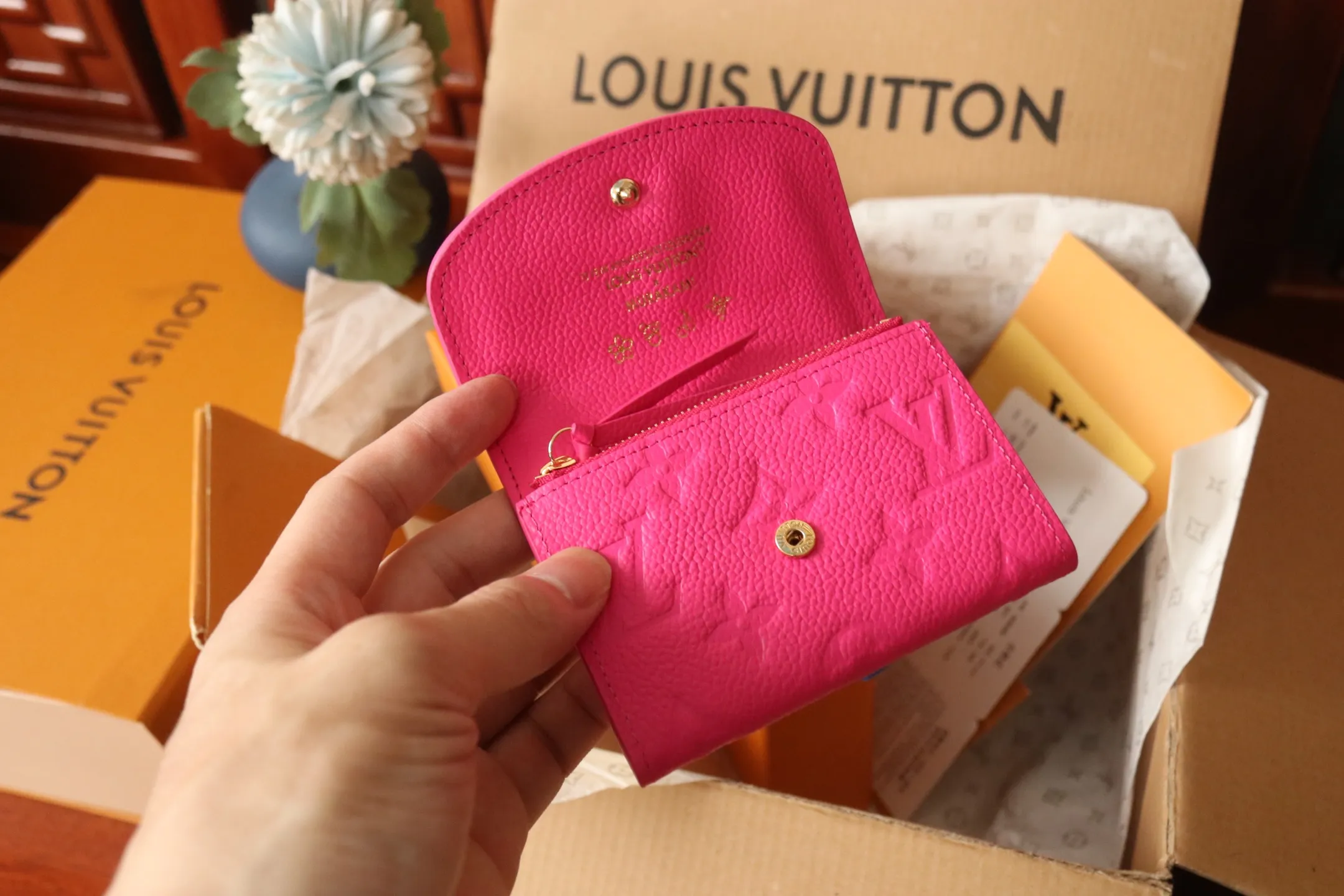 M14086 Rose Red 💎P360 [LV x TM Portumone Rosali] m14084 Green m14085 Blue Murakami The fresh tones of the “Louis Vuitton × Murakami” series reinterpret the Monogram Amprant leather that symbolizes the Maison, and adapt the daily necessities into the cheerful atmosphere of “LV × TM Portumone Rosali”. The chic pocket size adorned with the rounded front flap is attractive. The interior, which features a zippered coin compartment, is playfully decorated with a monogram and multi-colored canvas reminiscent of the artist's characteristic rainbow colors.   Dimensions: 11 x 8 x 2.5 cm