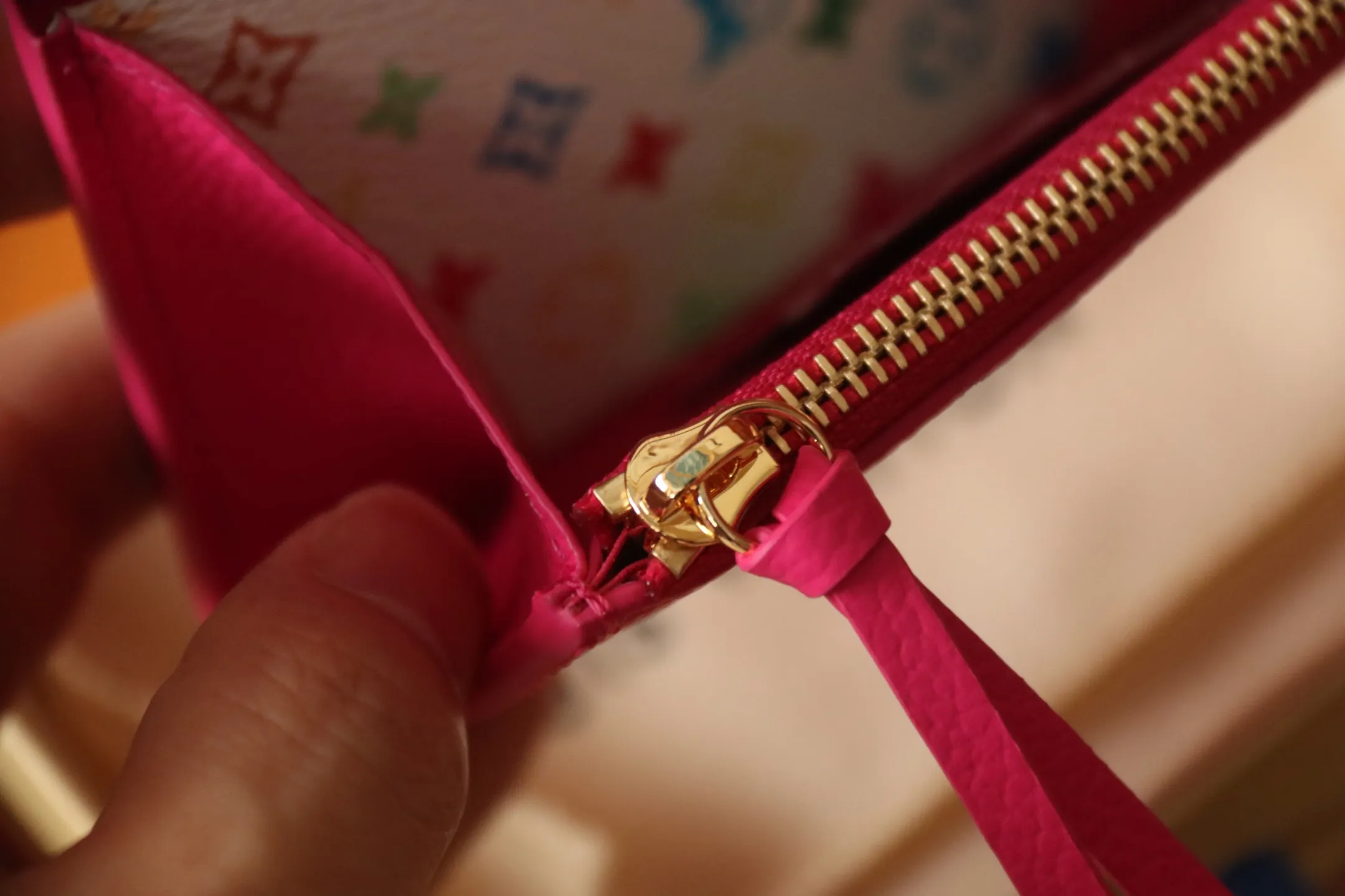 M14086 Rose Red 💎P360 [LV x TM Portumone Rosali] m14084 Green m14085 Blue Murakami The fresh tones of the “Louis Vuitton × Murakami” series reinterpret the Monogram Amprant leather that symbolizes the Maison, and adapt the daily necessities into the cheerful atmosphere of “LV × TM Portumone Rosali”. The chic pocket size adorned with the rounded front flap is attractive. The interior, which features a zippered coin compartment, is playfully decorated with a monogram and multi-colored canvas reminiscent of the artist's characteristic rainbow colors.   Dimensions: 11 x 8 x 2.5 cm
