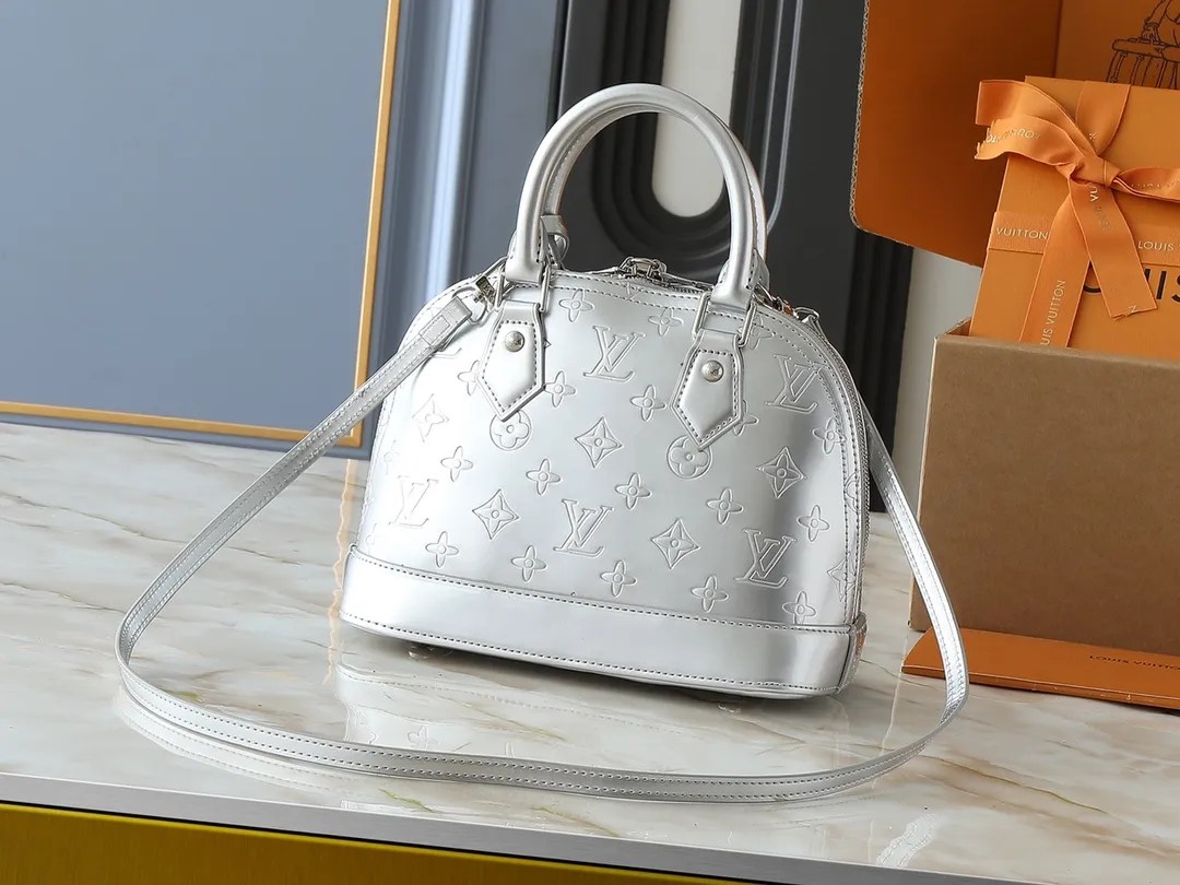 💰240💰Upgraded from the original model, the same patent leather series 53152.91606Alma BB 40302, 93595, handbags are derived from the classic Louis Vuitton bag designed in 1934. This compact bag easily holds keys, wallet, smartphone and lipstick. Detachable shoulder strap for cross-body wear. This modern version of the bag continues its classic silhouette, in Epi leather in bright and inspiring colours, dimensions: 25x19x11
