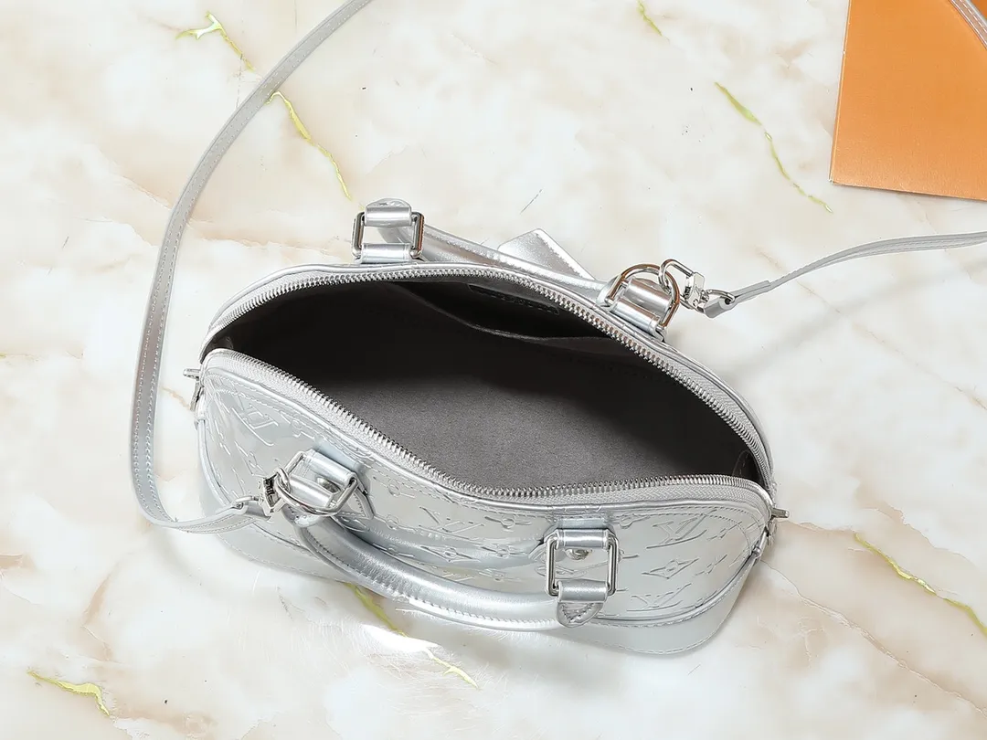 💰240💰Upgraded from the original model, the same patent leather series 53152.91606Alma BB 40302, 93595, handbags are derived from the classic Louis Vuitton bag designed in 1934. This compact bag easily holds keys, wallet, smartphone and lipstick. Detachable shoulder strap for cross-body wear. This modern version of the bag continues its classic silhouette, in Epi leather in bright and inspiring colours, dimensions: 25x19x11
