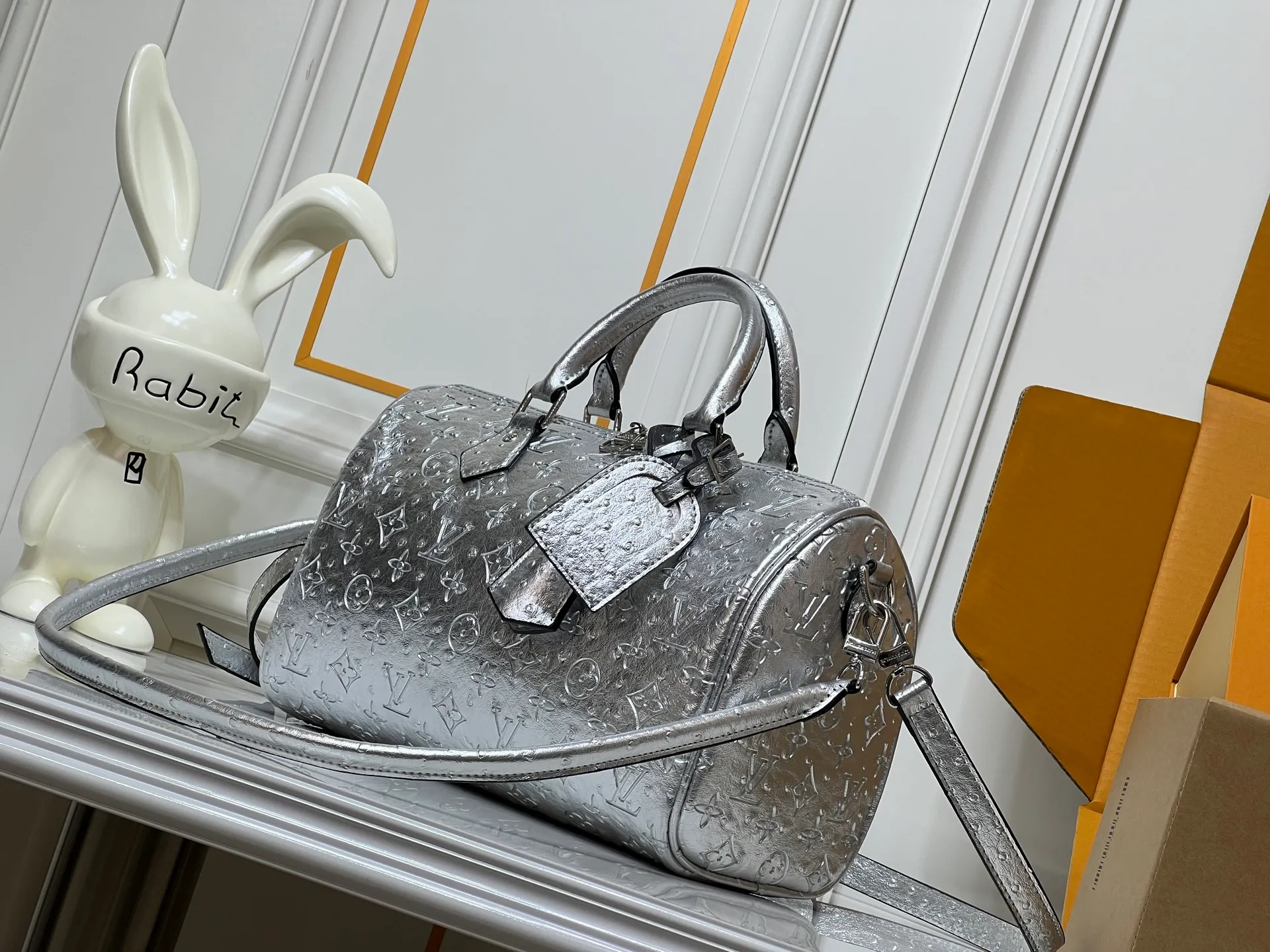 Batch 320💰M89427 M15159 M25766 M13344 This Speedy Soft 30 comes from the LV Travels With Grace Coddlington series. It is made of rich-toned cow leather with gold hardware and interesting embossed shapes. Removable name tag features Grace Coddington's handwriting. Size: 30X21X17 cm
