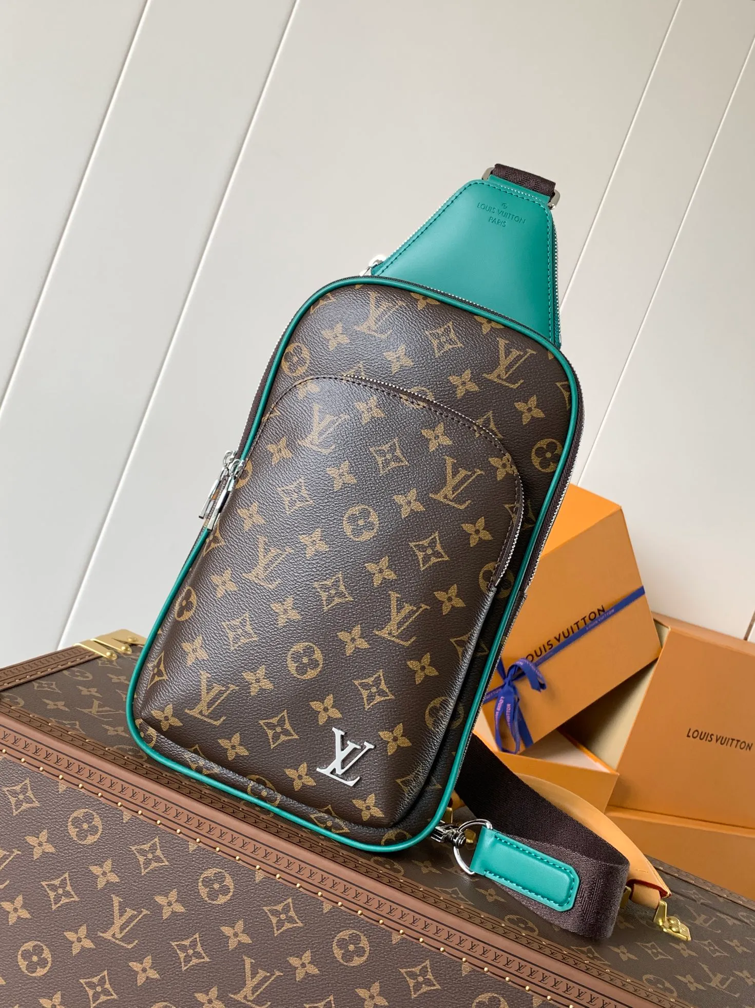 💰860 Top Original Transcoding Chip Style No.: M12734 Presbyopia Green This Avenue shoulder bag is made of Damier Graphite canvas, with a Louis Vuitton Paris logo leather patch on the front outer pocket. The adjustable nylon shoulder straps can be fixed on the left and right sides with D-rings, while the canvas straps and lining are sustainable. Damier Graphite coated canvas - Calfskin trim - Textile lining - Square hardware on the front - Main compartment - Zip front pocket - Small top zip pocket - Shoulder strap, non-detachable, adjustable! Size:20x31x7CM