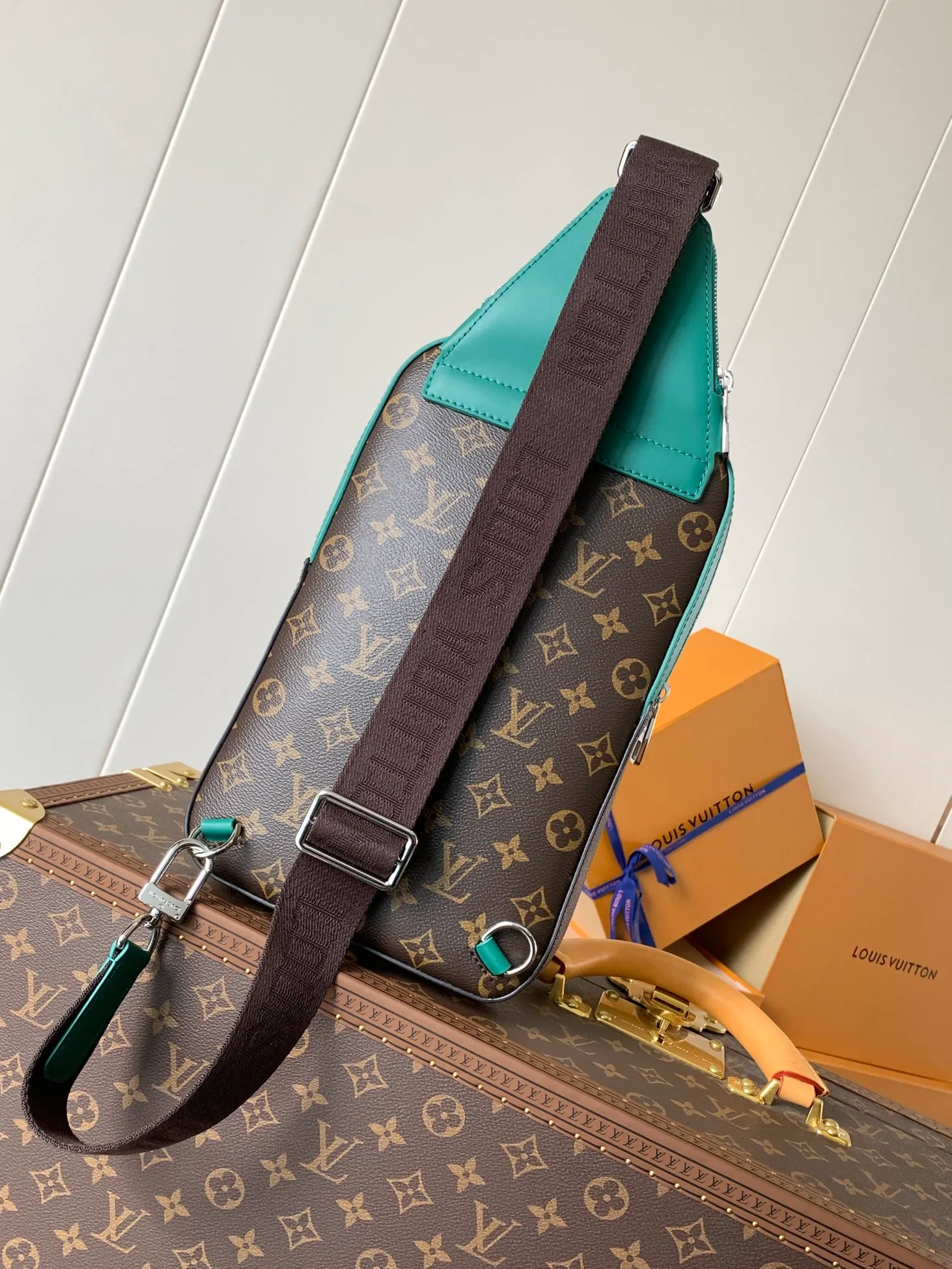 💰860 Top Original Transcoding Chip Style No.: M12734 Presbyopia Green This Avenue shoulder bag is made of Damier Graphite canvas, with a Louis Vuitton Paris logo leather patch on the front outer pocket. The adjustable nylon shoulder straps can be fixed on the left and right sides with D-rings, while the canvas straps and lining are sustainable. Damier Graphite coated canvas - Calfskin trim - Textile lining - Square hardware on the front - Main compartment - Zip front pocket - Small top zip pocket - Shoulder strap, non-detachable, adjustable! Size:20x31x7CM