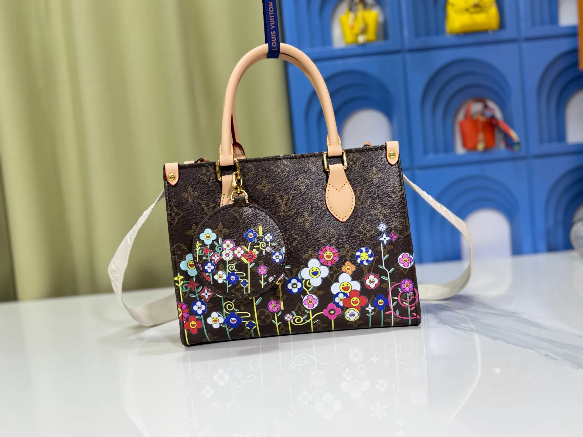 P240 Upgraded original M44571 M45495 M46373onthego medium-sized handbag, the monogram pattern is printed and dyed first and then embossed on the grained cowhide, which is soft and soft. Its ample interior can hold a laptop and other office supplies. The long and short handles are convenient for carrying in the hand or on the shoulder. Size: 25x19x11.5cm