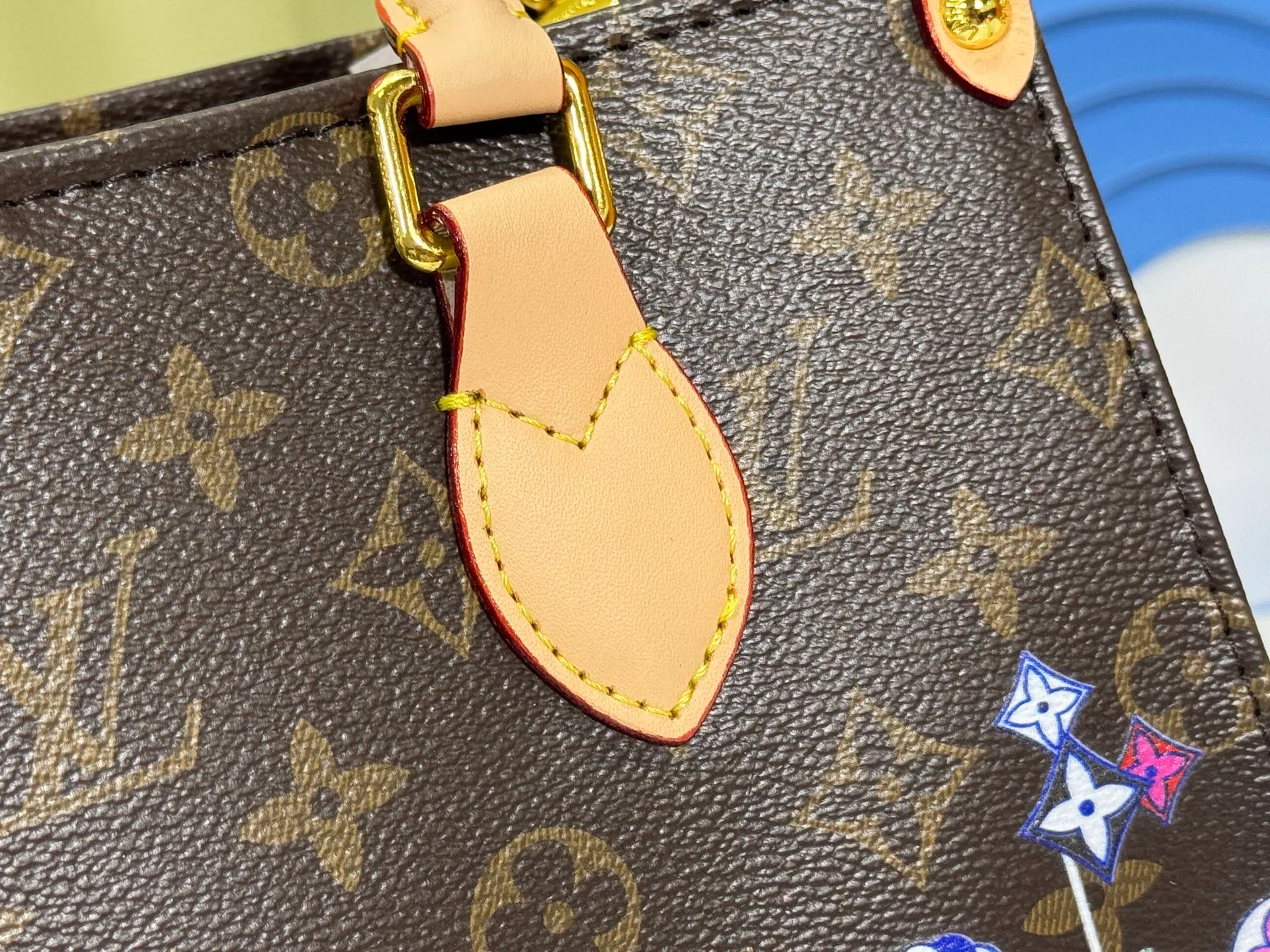 P240 Upgraded original M44571 M45495 M46373onthego medium-sized handbag, the monogram pattern is printed and dyed first and then embossed on the grained cowhide, which is soft and soft. Its ample interior can hold a laptop and other office supplies. The long and short handles are convenient for carrying in the hand or on the shoulder. Size: 25x19x11.5cm