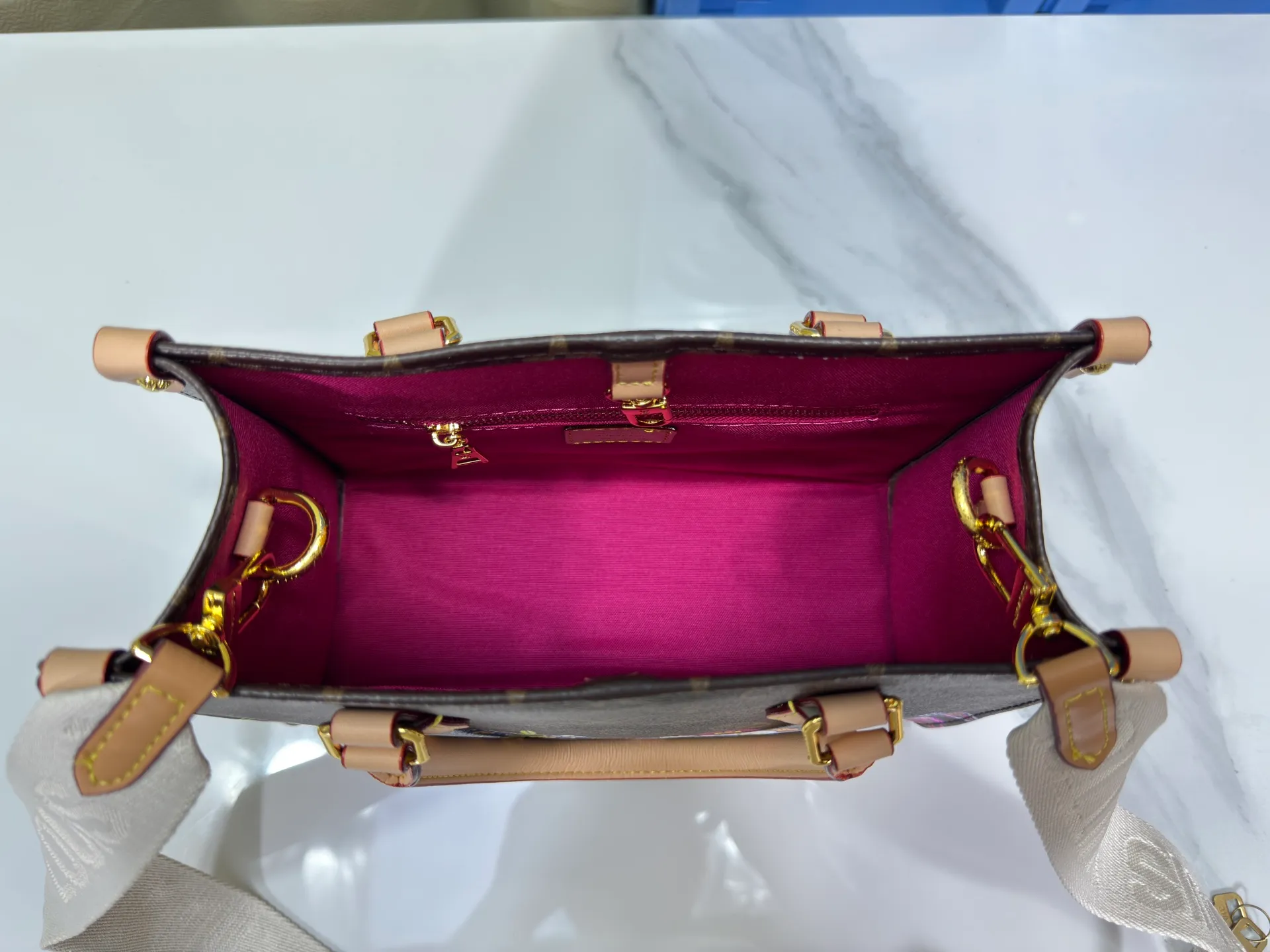 P240 Upgraded original M44571 M45495 M46373onthego medium-sized handbag, the monogram pattern is printed and dyed first and then embossed on the grained cowhide, which is soft and soft. Its ample interior can hold a laptop and other office supplies. The long and short handles are convenient for carrying in the hand or on the shoulder. Size: 25x19x11.5cm