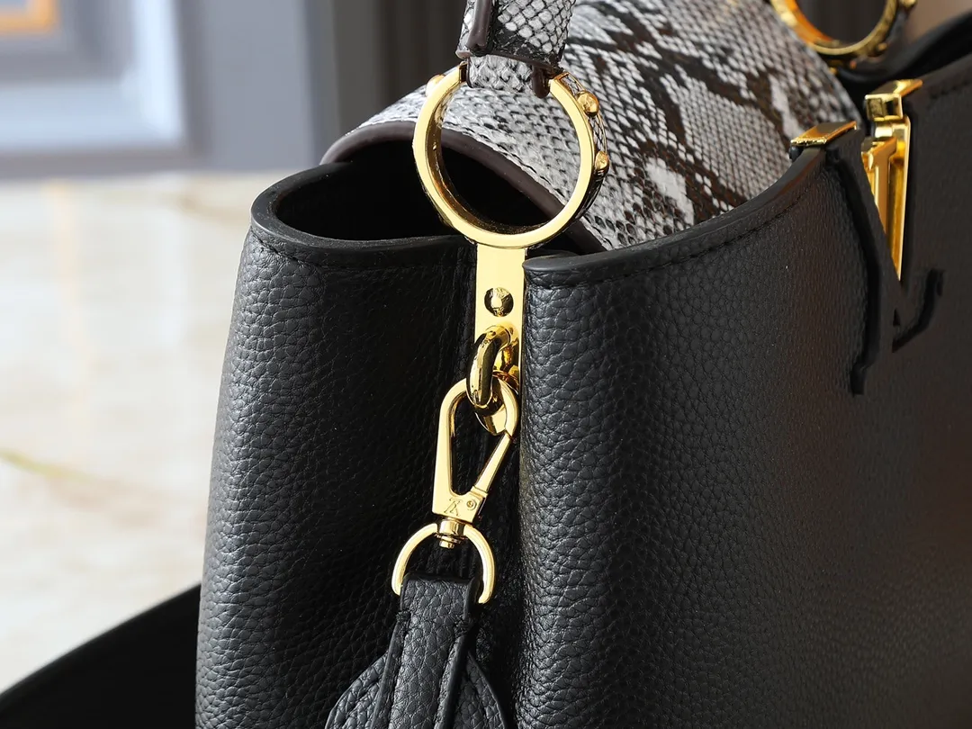 💰340💰Guangzhou goods Upgraded original M80071 M80041 M81410 M81258 M98477 This Capucines handbag displays the subtle sheen of the delicate Taurillon leather and python leather handles, embellished with iconic letters. The detachable wide shoulder strap allows the compact size to be worn on the shoulder or cross-body. Dimensions: 27.0 x 17.3 x 9.0 cm