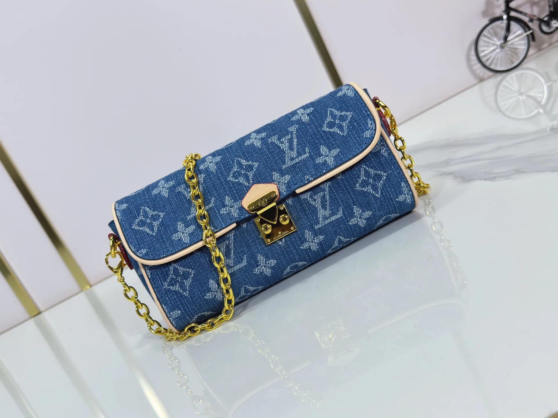 P220 Upgraded original version M13566 This Pochette Camille handbag is made of Monogram canvas, paying tribute to the original design that appeared in the Louis Vuitton 2000 spring and summer fashion show. The S-Lock buckle, LVCircle logo on the chain and contrasting WVN leather trim embody the brand's classic elements. The flexible and easy-to-wear construction can be worn cross-body, over the shoulder or by hand. Dimensions: 20.5 × 11 × 6 cm