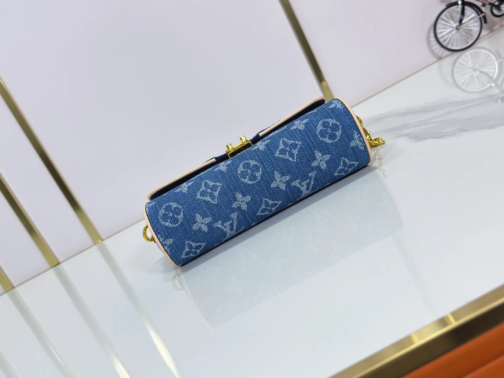 P220 Upgraded original version M13566 This Pochette Camille handbag is made of Monogram canvas, paying tribute to the original design that appeared in the Louis Vuitton 2000 spring and summer fashion show. The S-Lock buckle, LVCircle logo on the chain and contrasting WVN leather trim embody the brand's classic elements. The flexible and easy-to-wear construction can be worn cross-body, over the shoulder or by hand. Dimensions: 20.5 × 11 × 6 cm