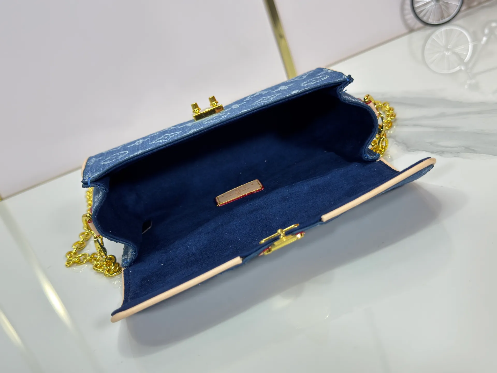 P220 Upgraded original version M13566 This Pochette Camille handbag is made of Monogram canvas, paying tribute to the original design that appeared in the Louis Vuitton 2000 spring and summer fashion show. The S-Lock buckle, LVCircle logo on the chain and contrasting WVN leather trim embody the brand's classic elements. The flexible and easy-to-wear construction can be worn cross-body, over the shoulder or by hand. Dimensions: 20.5 × 11 × 6 cm