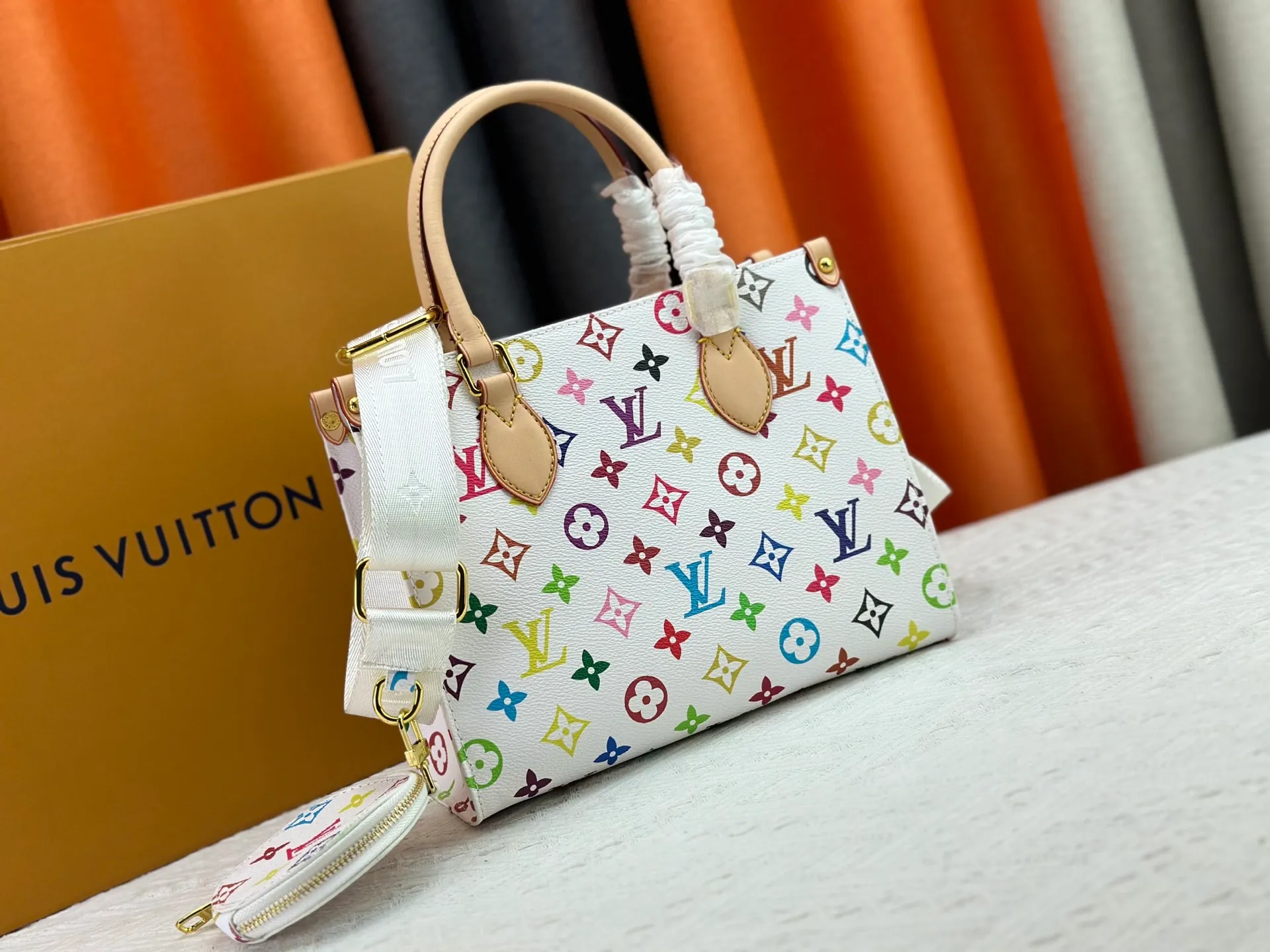 P300 Upgraded Original M46373 Murakami White Tricolor Black Tricolor This OnTheGo small handbag is made of Monogram and Monogram Reverse canvas, with the Monogram Giant pattern embellished on it. The Toron handle and the jacquard textured shoulder strap decorated with the brand's logo create a visual contrast, and the detachable coin bag is suitable for storing change or small items. It combines fashionable charm with various functions, making it a good daily companion. 25.0 x 19.0 x 11.5 cm (length x height x width)