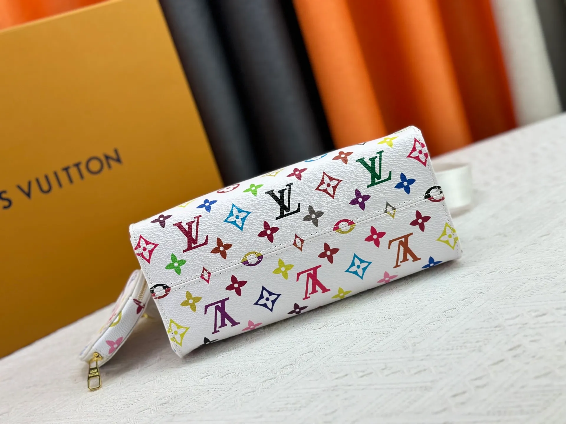 P300 Upgraded Original M46373 Murakami White Tricolor Black Tricolor This OnTheGo small handbag is made of Monogram and Monogram Reverse canvas, with the Monogram Giant pattern embellished on it. The Toron handle and the jacquard textured shoulder strap decorated with the brand's logo create a visual contrast, and the detachable coin bag is suitable for storing change or small items. It combines fashionable charm with various functions, making it a good daily companion. 25.0 x 19.0 x 11.5 cm (length x height x width)