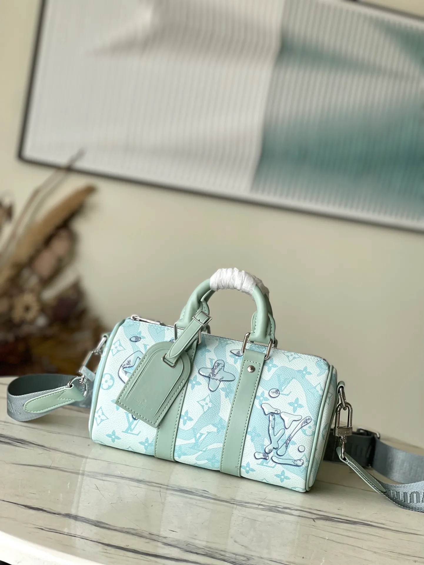 💰960 Top Original Order M22527 This Keepall Bandoulière 25 handbag relies on creative inkjet printing technology, as if water droplets slide over the surface of the LV letters and Monogram flowers, highlighting the three-dimensional look of the Monogram Aquagarden canvas. The compact construction, reinforced side straps and leather nameplate continue the consistent design of the Keepall series. Dimensions: 25 x 15 x 11 cm