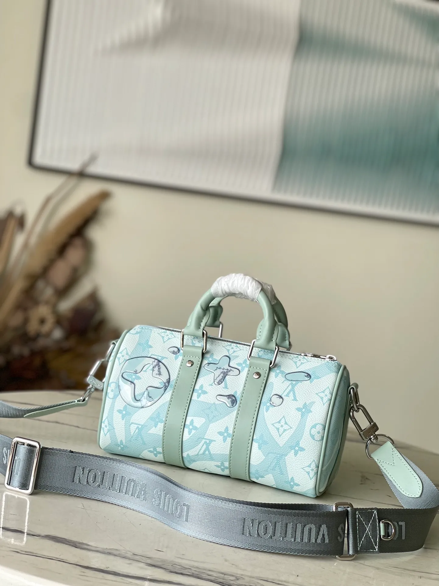 💰960 Top Original Order M22527 This Keepall Bandoulière 25 handbag relies on creative inkjet printing technology, as if water droplets slide over the surface of the LV letters and Monogram flowers, highlighting the three-dimensional look of the Monogram Aquagarden canvas. The compact construction, reinforced side straps and leather nameplate continue the consistent design of the Keepall series. Dimensions: 25 x 15 x 11 cm