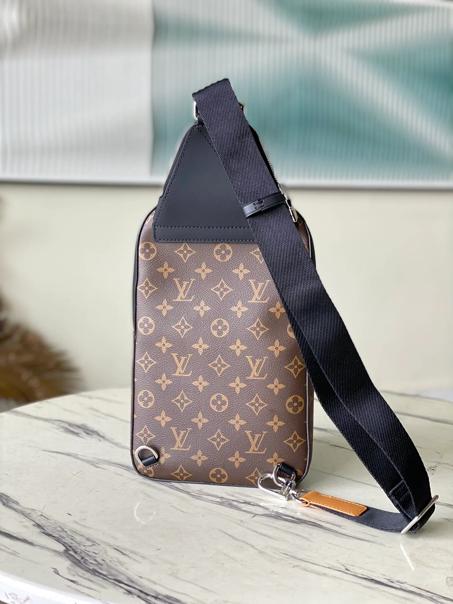 💰860 Top Original M46327 New Color AVENUE Shoulder Bag The Avenue shoulder bag made of Damier Graphite canvas is the perfect companion for urban life: small and fashionable, showing a casual and uninhibited attitude. "Smart" shoulder strap design, suitable for carrying on the left or right shoulder. Styling design to improve carrying comfort; double zipper opening and closing design to ensure safe placement of valuables -20 x 31 x 10cm