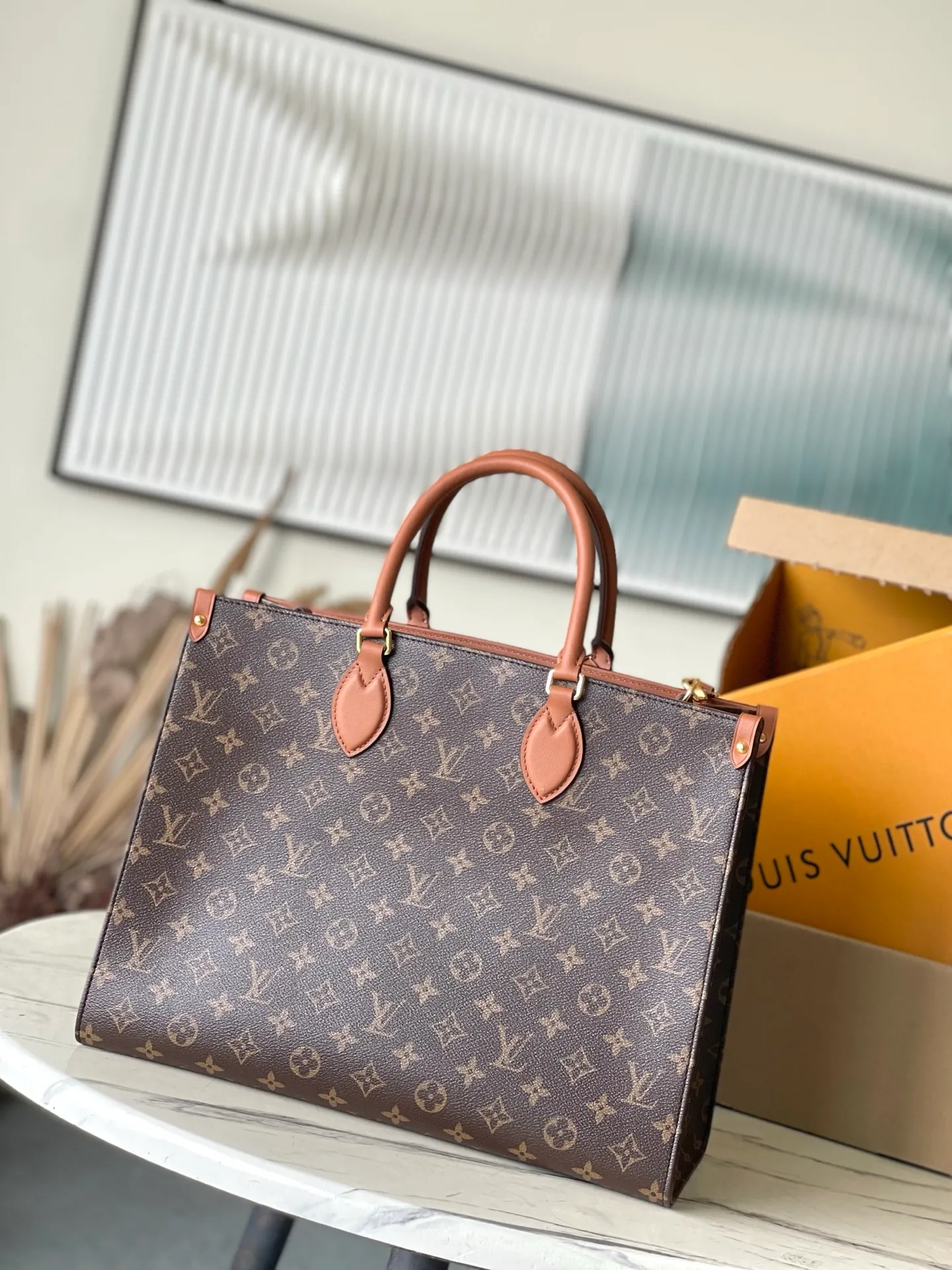 💰940 Top original order M14235 This Organizer handbag is from the OnTheGo series and is made of Monogram canvas with leather handles and nameplates. The spacious interior can accommodate laptops and notepads, and multiple pockets allow for organized storage, making it a great companion for urban life. Dimensions: 37 × 29 × 16 cm