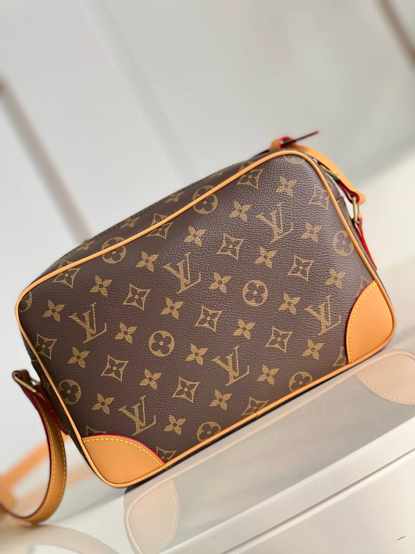 💰820 Top original item [Exclusive real shot M51274 medium size] Vintage used camera bag, crossbody bag, unisex, classic Monogram canvas with yellow leather trim, calm and elegant, one outer open pocket, zippered side pockets inside, adjustable shoulder straps that can be switched freely at any time, sufficient capacity for daily use! Size 27*17*7cm