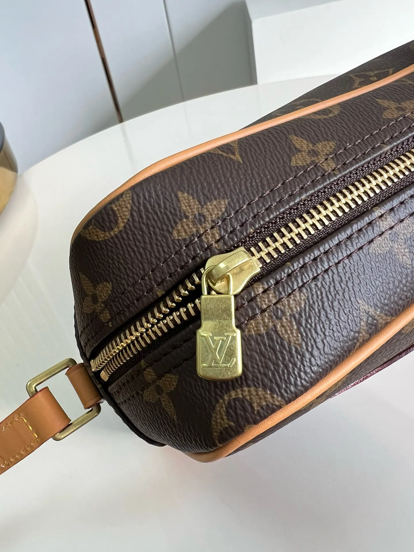 💰820 Top original item [Exclusive real shot M51274 medium size] Vintage used camera bag, crossbody bag, unisex, classic Monogram canvas with yellow leather trim, calm and elegant, one outer open pocket, zippered side pockets inside, adjustable shoulder straps that can be switched freely at any time, sufficient capacity for daily use! Size 27*17*7cm