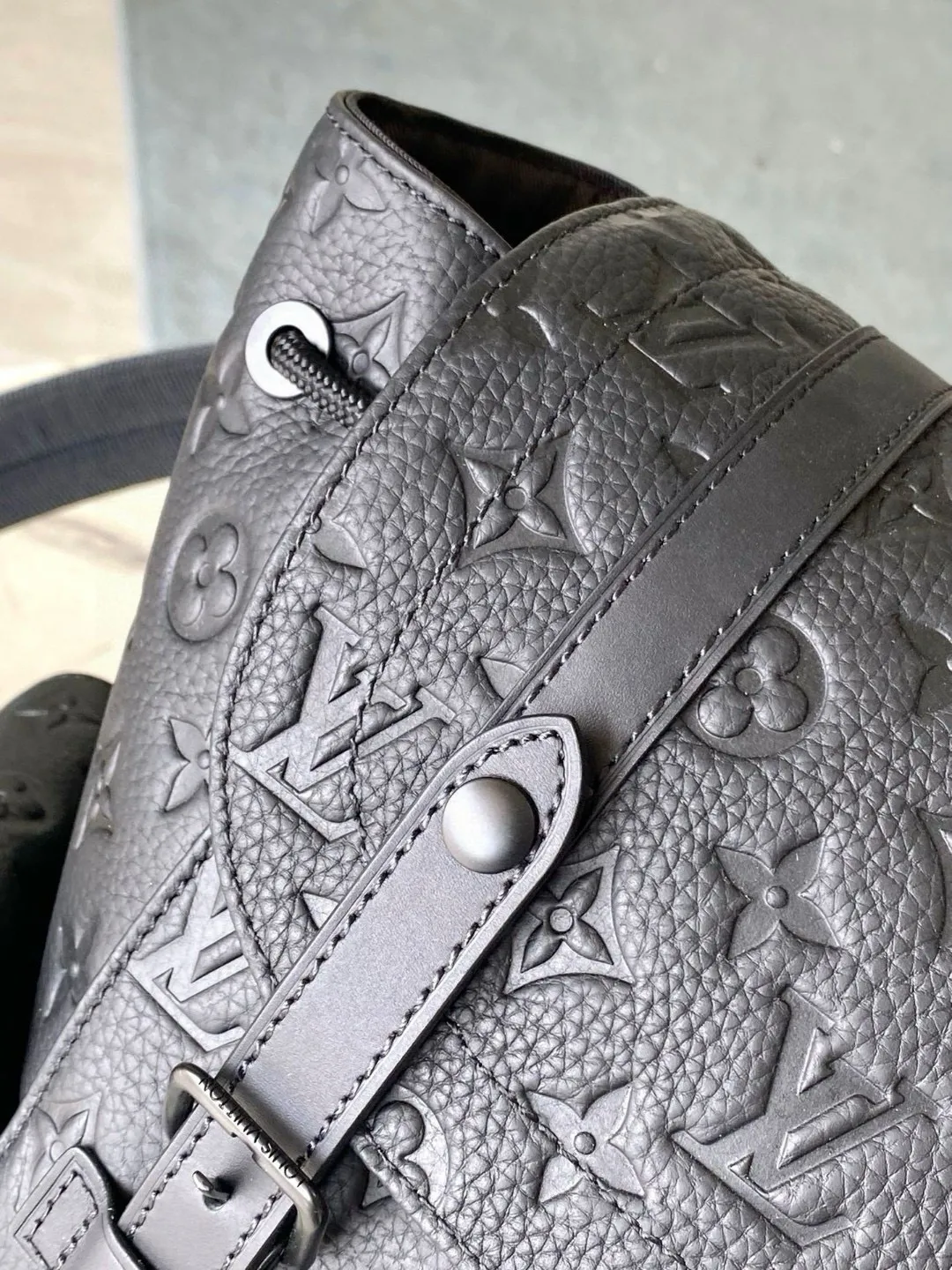💰1340 (first-grain leather) Top-quality original M55699 full leather Christopher backpack is made of Taurillon leather with embossed Monogram pattern. It has a moderate capacity and combines outer pockets and functional inner pockets, with leather shoulder straps and matte metal parts. Drawstring and snap closure securely keep your belongings safe. Dimensions: 41 x 48 x 13 cm