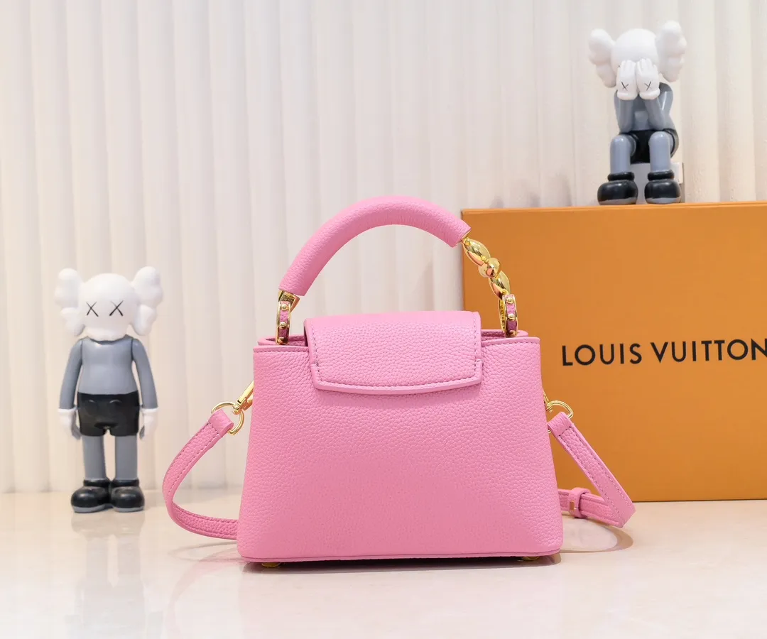 Upgraded version P440 M23943 This Capucines mini handbag incorporates exquisite Monogram flowers into the handle, and uses delicate brushstrokes to present the three-dimensional look of the LV logo, injecting dazzling luster into the soft design. Full-grain Taurillon leather has a compact shape that can hold a smartphone, short wallet and other small essentials. Detailed features 21 x 14 x 8 cm (length x height x width)