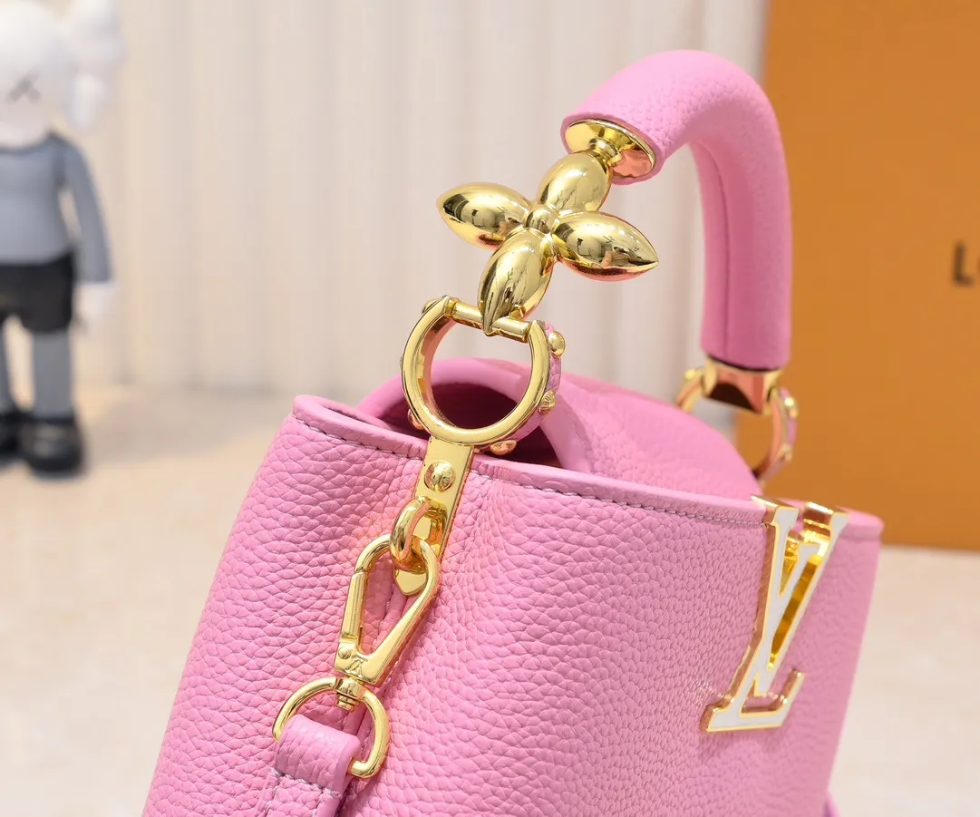 Upgraded version P440 M23943 This Capucines mini handbag incorporates exquisite Monogram flowers into the handle, and uses delicate brushstrokes to present the three-dimensional look of the LV logo, injecting dazzling luster into the soft design. Full-grain Taurillon leather has a compact shape that can hold a smartphone, short wallet and other small essentials. Detailed features 21 x 14 x 8 cm (length x height x width)