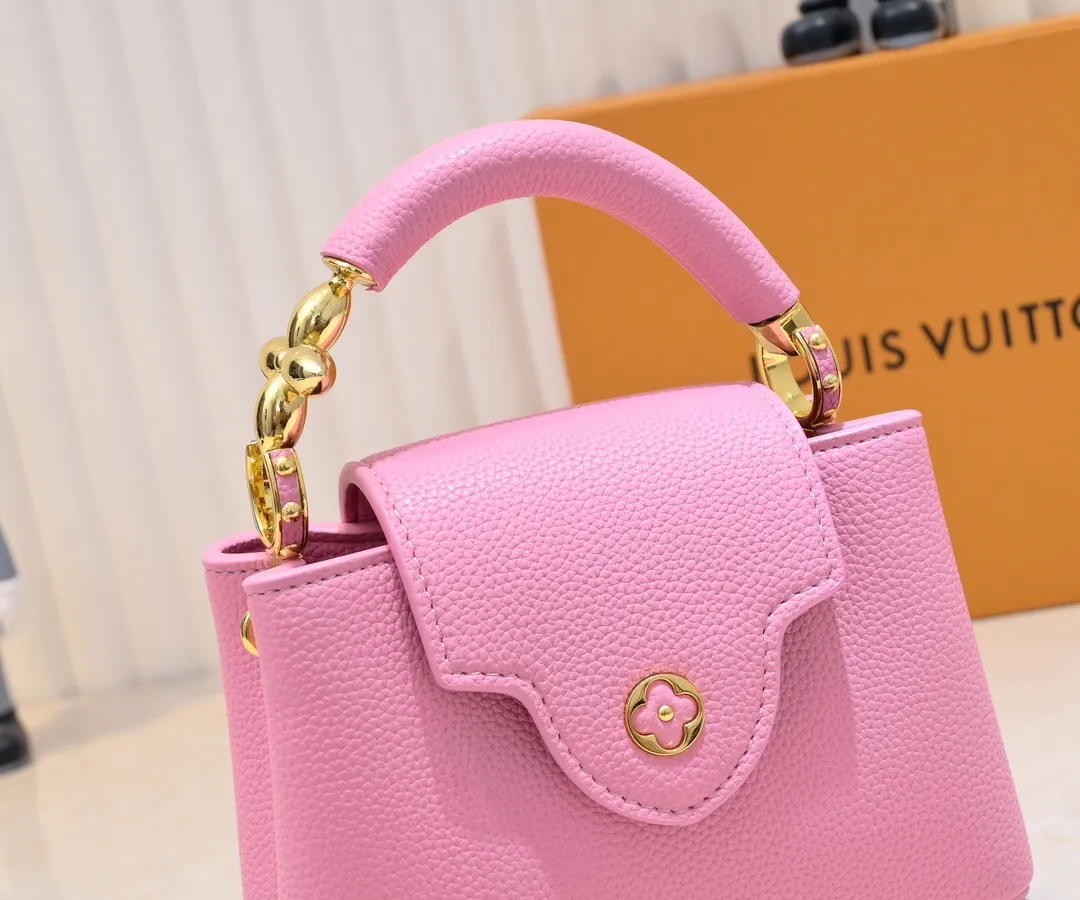 Upgraded version P440 M23943 This Capucines mini handbag incorporates exquisite Monogram flowers into the handle, and uses delicate brushstrokes to present the three-dimensional look of the LV logo, injecting dazzling luster into the soft design. Full-grain Taurillon leather has a compact shape that can hold a smartphone, short wallet and other small essentials. Detailed features 21 x 14 x 8 cm (length x height x width)