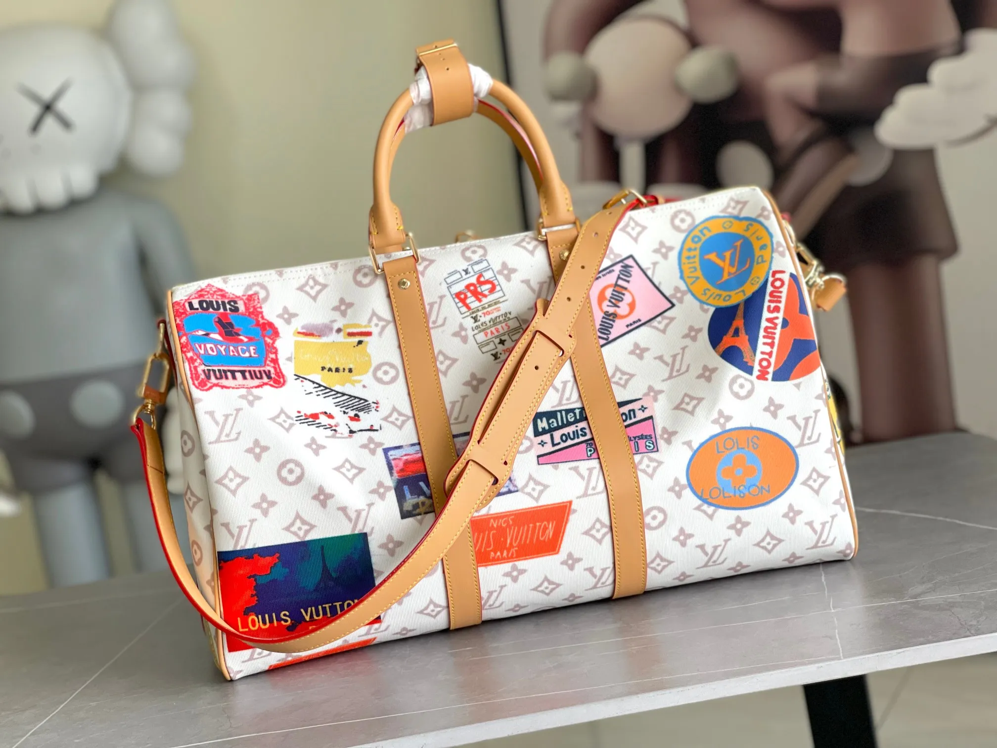 💰1220 Top original single M14736 This model is "Kipol 45" sewn with single canvas. The Louis Vuitton travel sticker pack creates a gorgeous vibe and is perfect for any traveler. The leather trimming that further enhances the retro-style charm is also attractive. The optional carry-on bag (which varies by airline and device used) features two top handles and removable and adjustable shoulder straps for multiple carrying options.  45,0