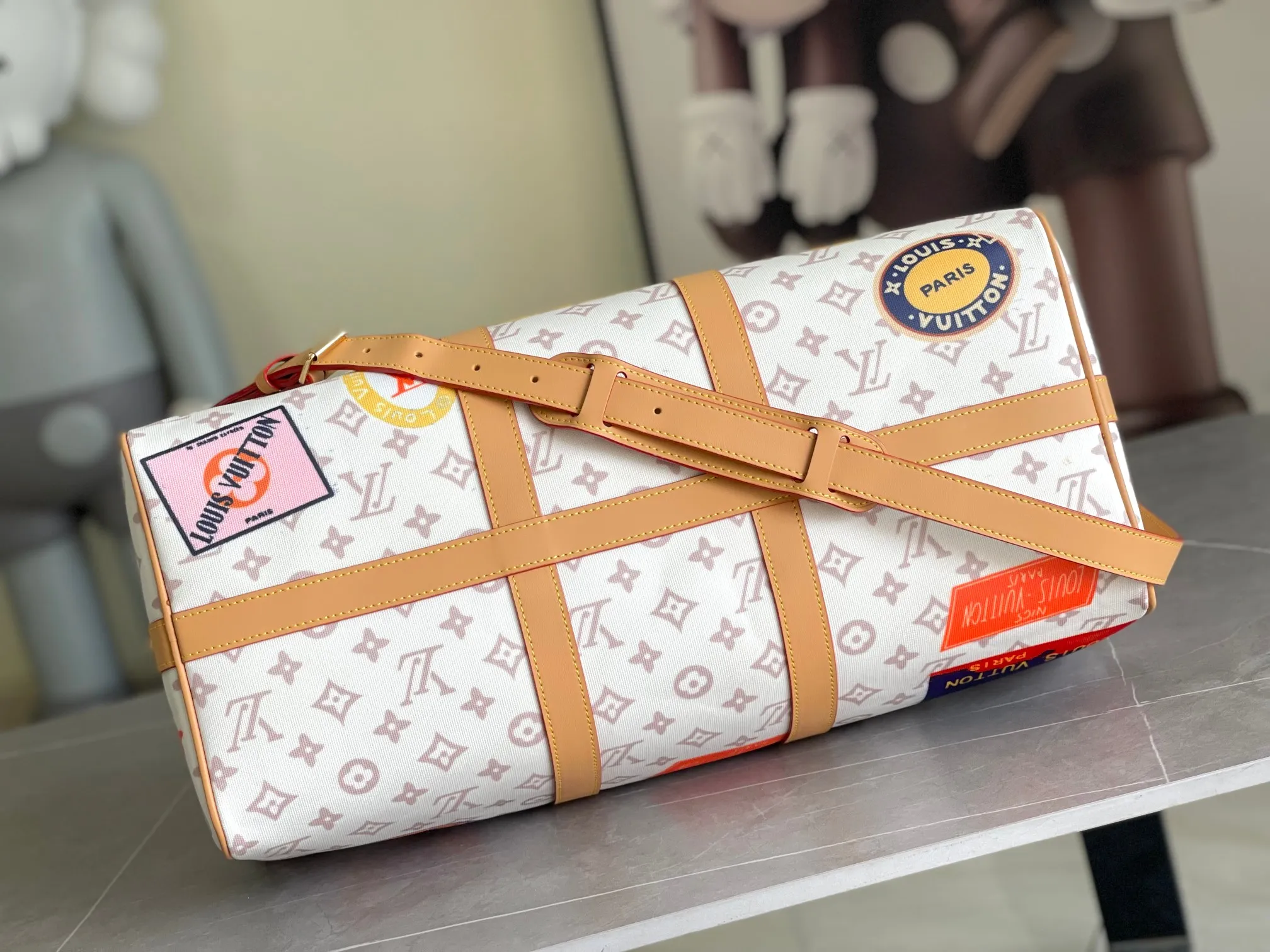 💰1220 Top original single M14736 This model is "Kipol 45" sewn with single canvas. The Louis Vuitton travel sticker pack creates a gorgeous vibe and is perfect for any traveler. The leather trimming that further enhances the retro-style charm is also attractive. The optional carry-on bag (which varies by airline and device used) features two top handles and removable and adjustable shoulder straps for multiple carrying options.  45,0