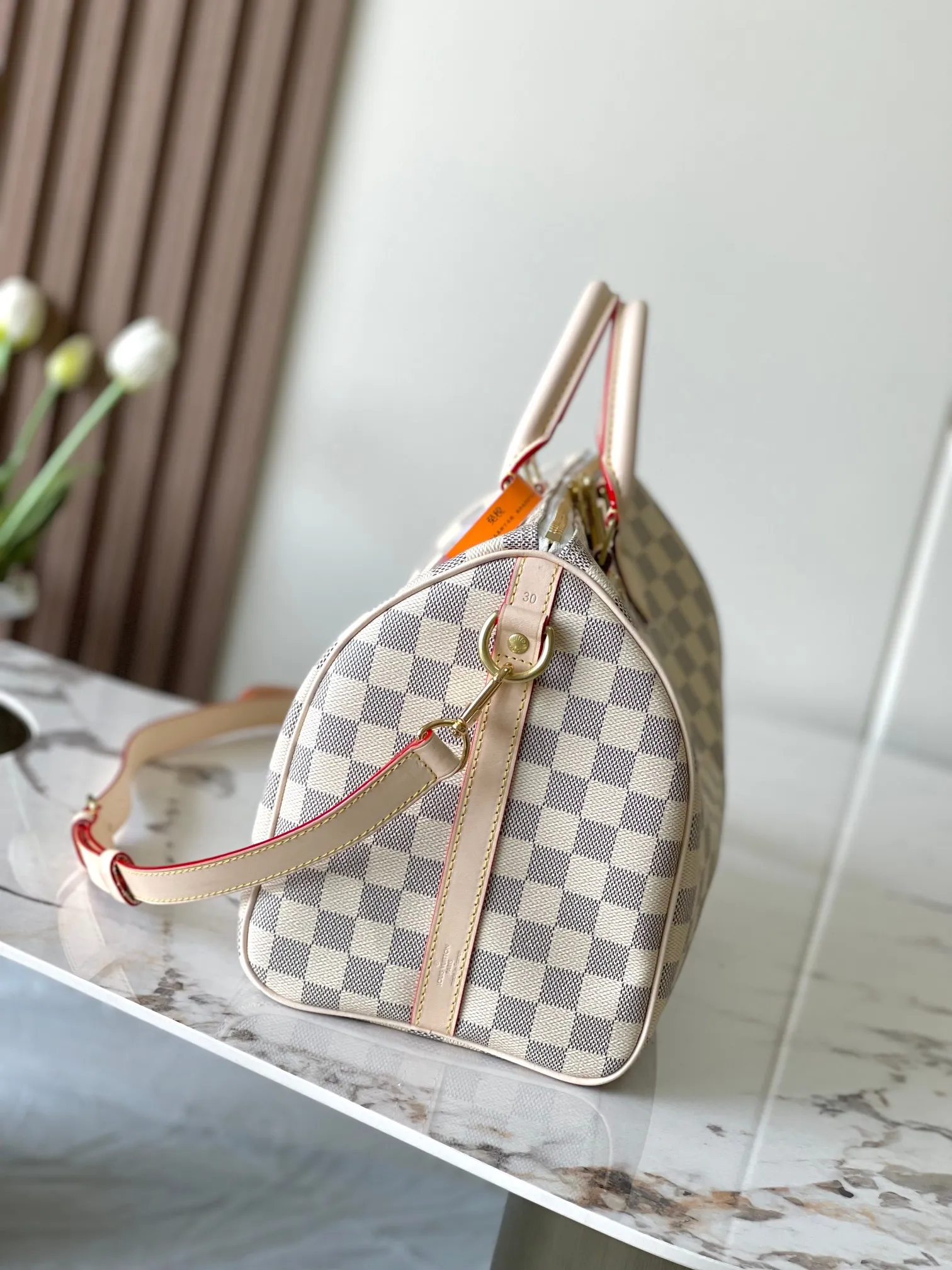 💰800 Every feature of the top original model 41112 white plaid Speedy 30 handbag can be called a classic: unique shape, leather handle, Damier Azur canvas. No wonder it has become the most popular bag in the world. Originally designed in 1930 for travelers (the name pays homage to the high-speed traffic of the time) with a cross-body strap, the Speedy 30 has become the perfect urban bag - soft, lightweight and classic. Size 30×21×17cm