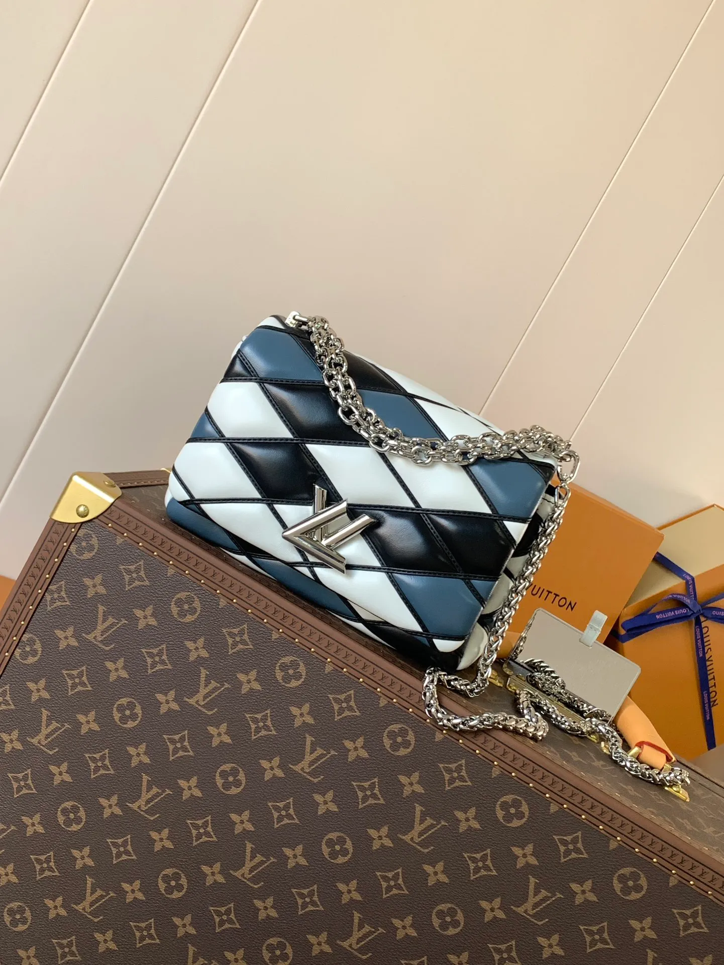 💰1280 (top layer leather) top original order, code changing chip M23045 dark gray M22891 beige M23601 brown M22891 black M12338 vanilla M24465 pink gradient M23682 dark blue M12434 blue gradient M22891 blue and white checkered M22891 red and white checkered M25107 silver M22891 patent leather M22892 black pink gradient M24186 light blue gradient M24465 nude pink gradient M12567 burgundy M11374 black hardware M12332 light coffee color M22890 white leather black stripes M23568 gray pink gradient M25106 Chinese red Top-quality original custom leather ~ colors are being updated continuously! This medium GO-14 bag is crafted from rich sheepskin leather with a quilted pattern that pays homage to the brand's traditional luggage designs. The Twist lock makes a striking statement, and the top handle can be carried by hand alone, or it can be transformed into a leather shoulder pad on the sliding chain strap for comfortable shoulder or cross-body wear. Dimensions: 23 x 16 x 10cm